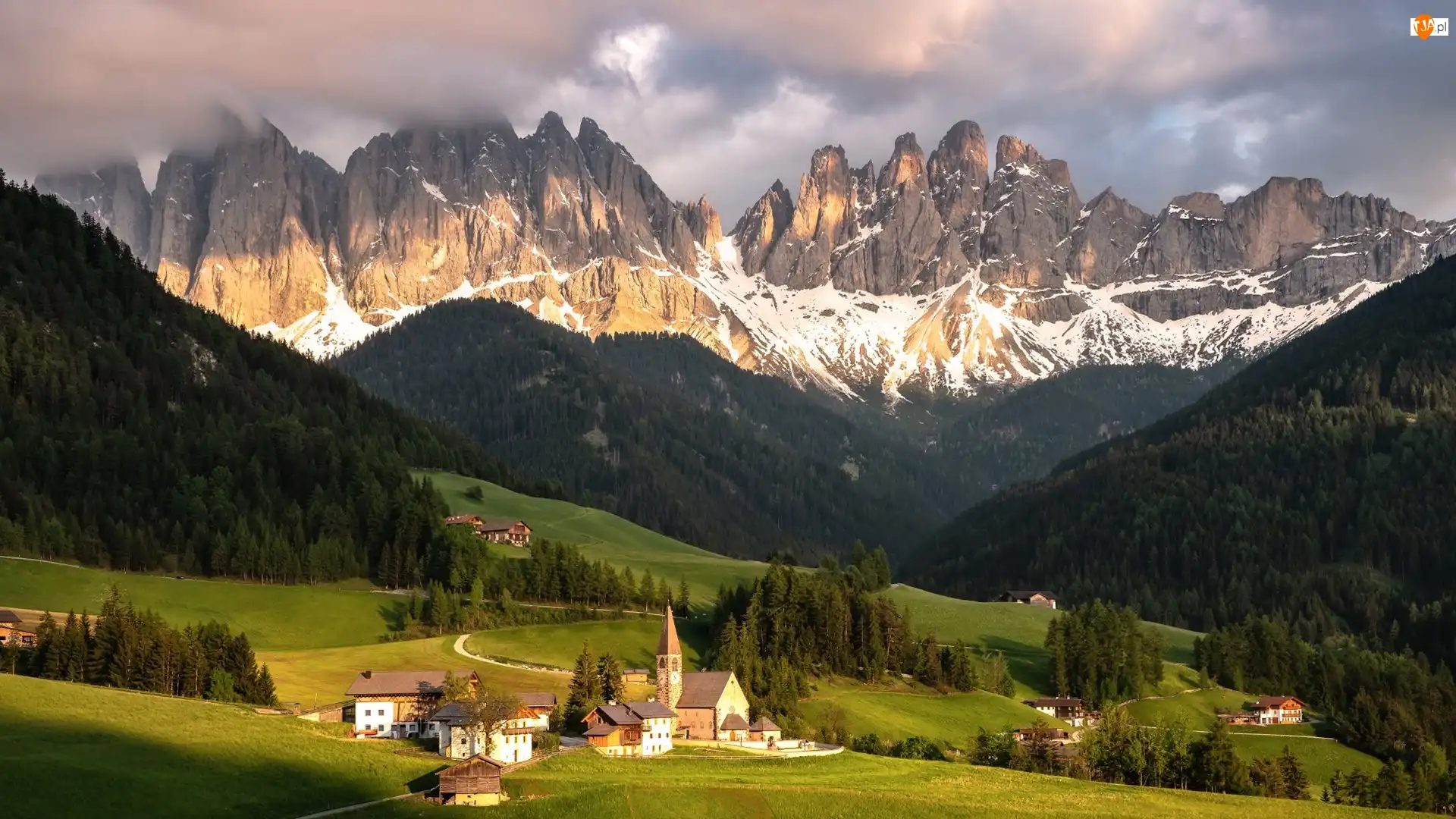 Santa Maddalena, Drzewa, Droga, Lasy, Dolomity, Chmury, Dolina Val di Funes, Góry, Domy, Wieś, Włochy