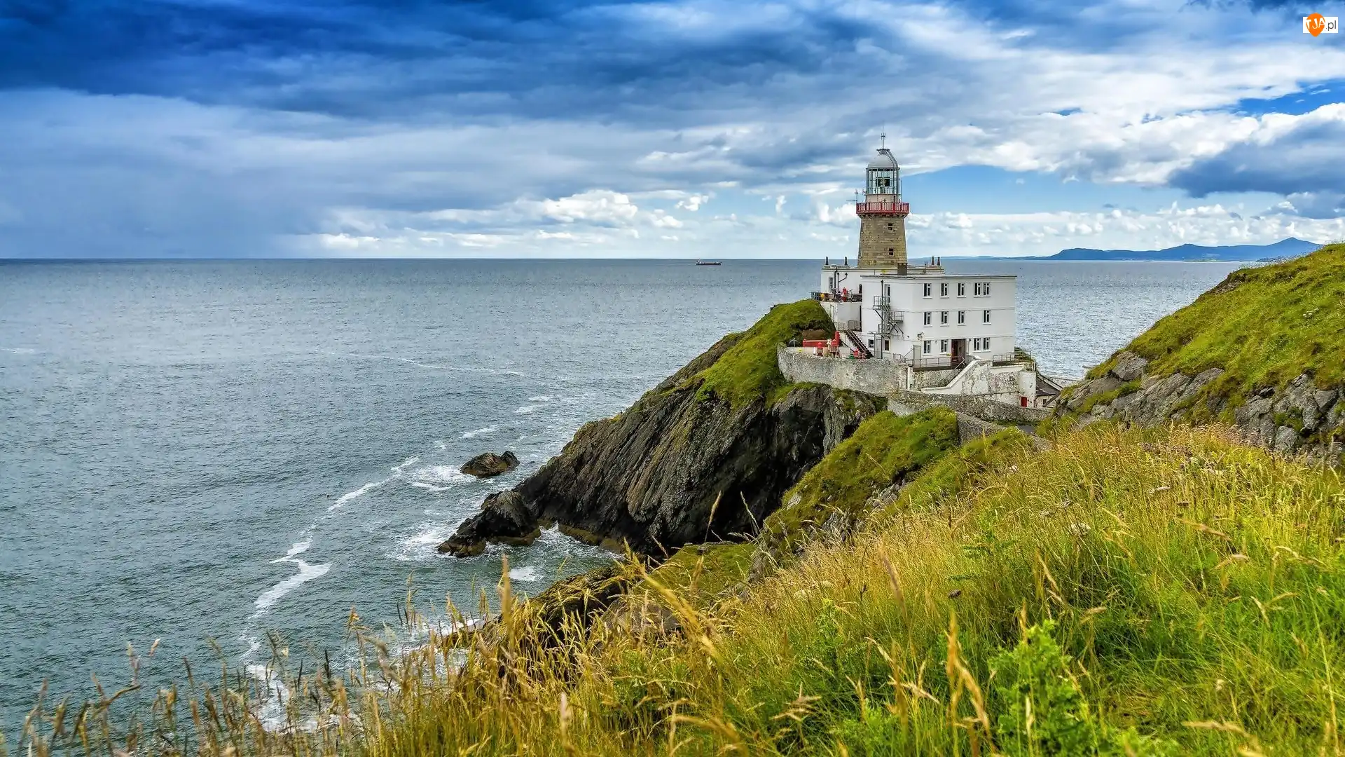 Latarnia morska Baily Lighthouse, Morze Irlandzkie, Półwysep Howth Head, Irlandia, Wybrzeże