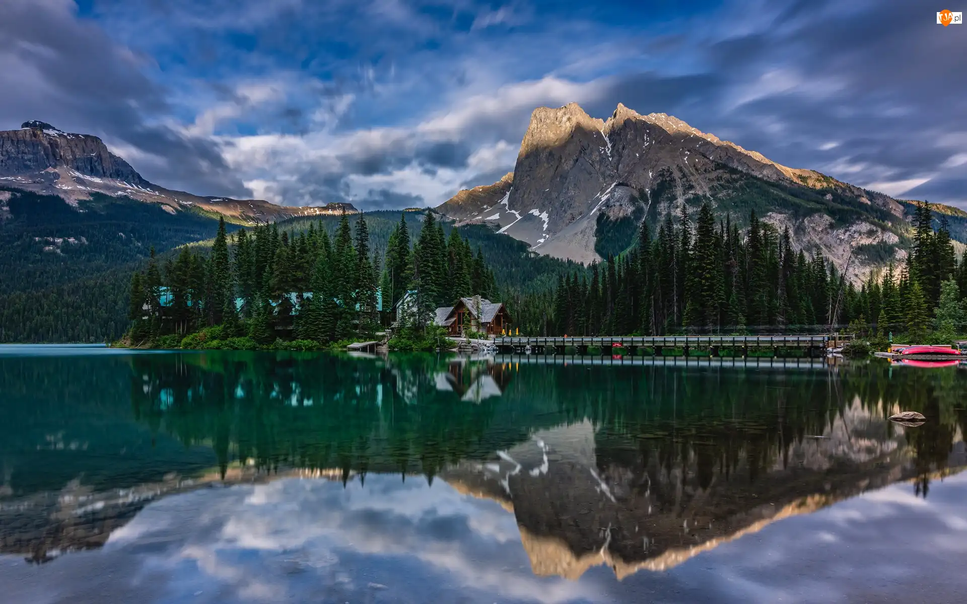 Jezioro, Góry, Odbicie, Drzewa, Dom, Prowincja Kolumbia Brytyjska, Emerald Lake, Park Narodowy Yoho, Chmury, Most, Kanada