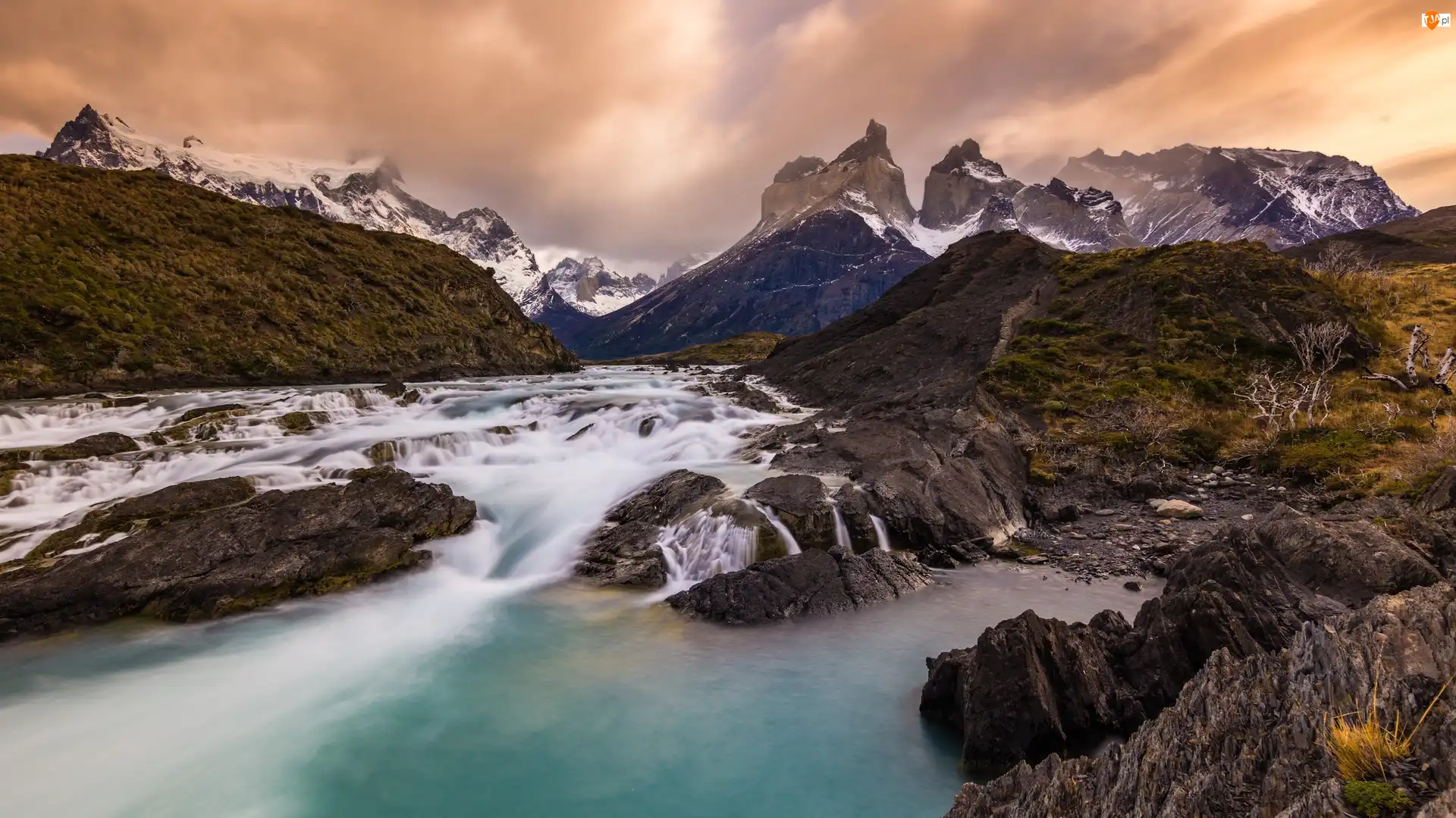 Góry Cordillera del Paine, Park Narodowy Torres del Paine, Chile, Chmury, Patagonia, Rzeka