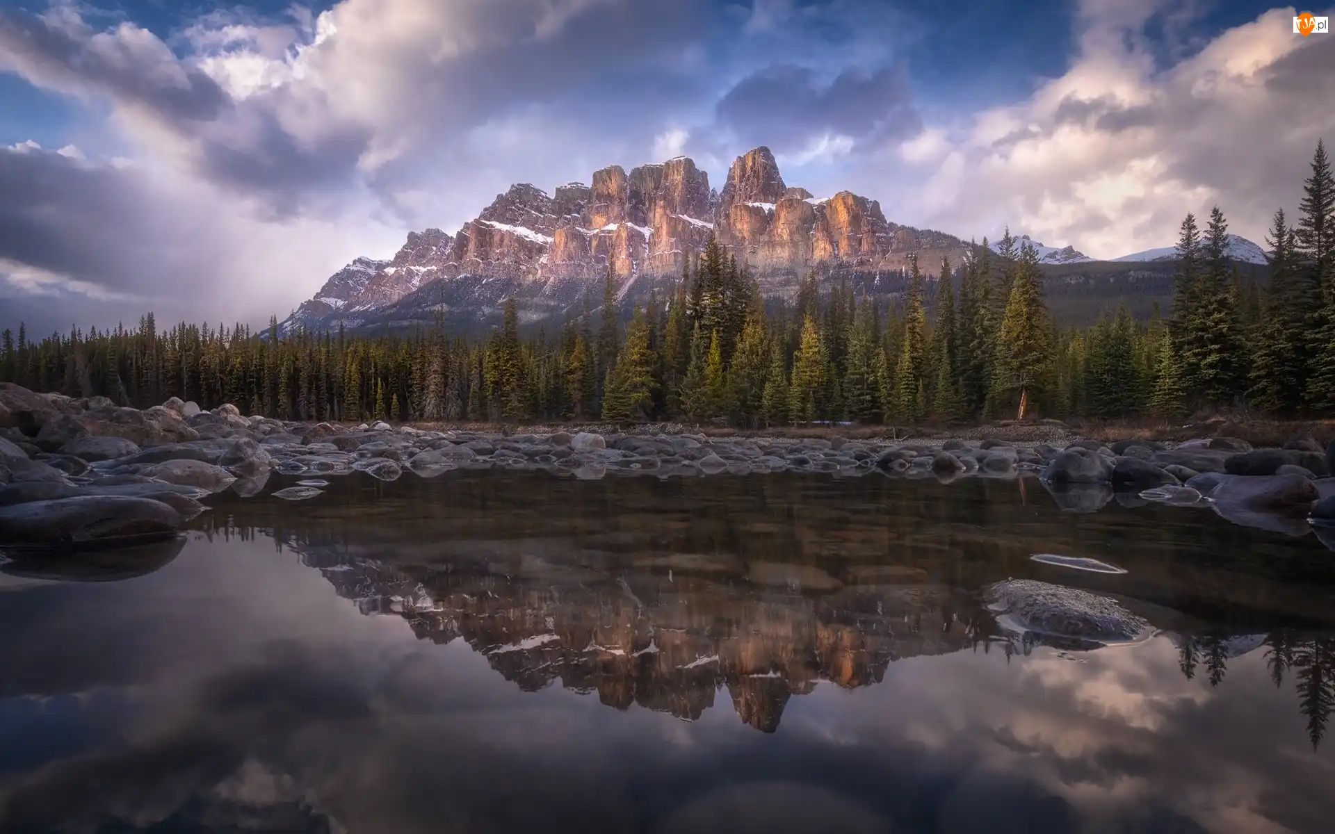 Kamienie, Bow River, Chmury, Kamienie, Góry, Alberta, Rzeka, Park Narodowy Banff, Drzewa, Góra Castle Mountain, Kanada