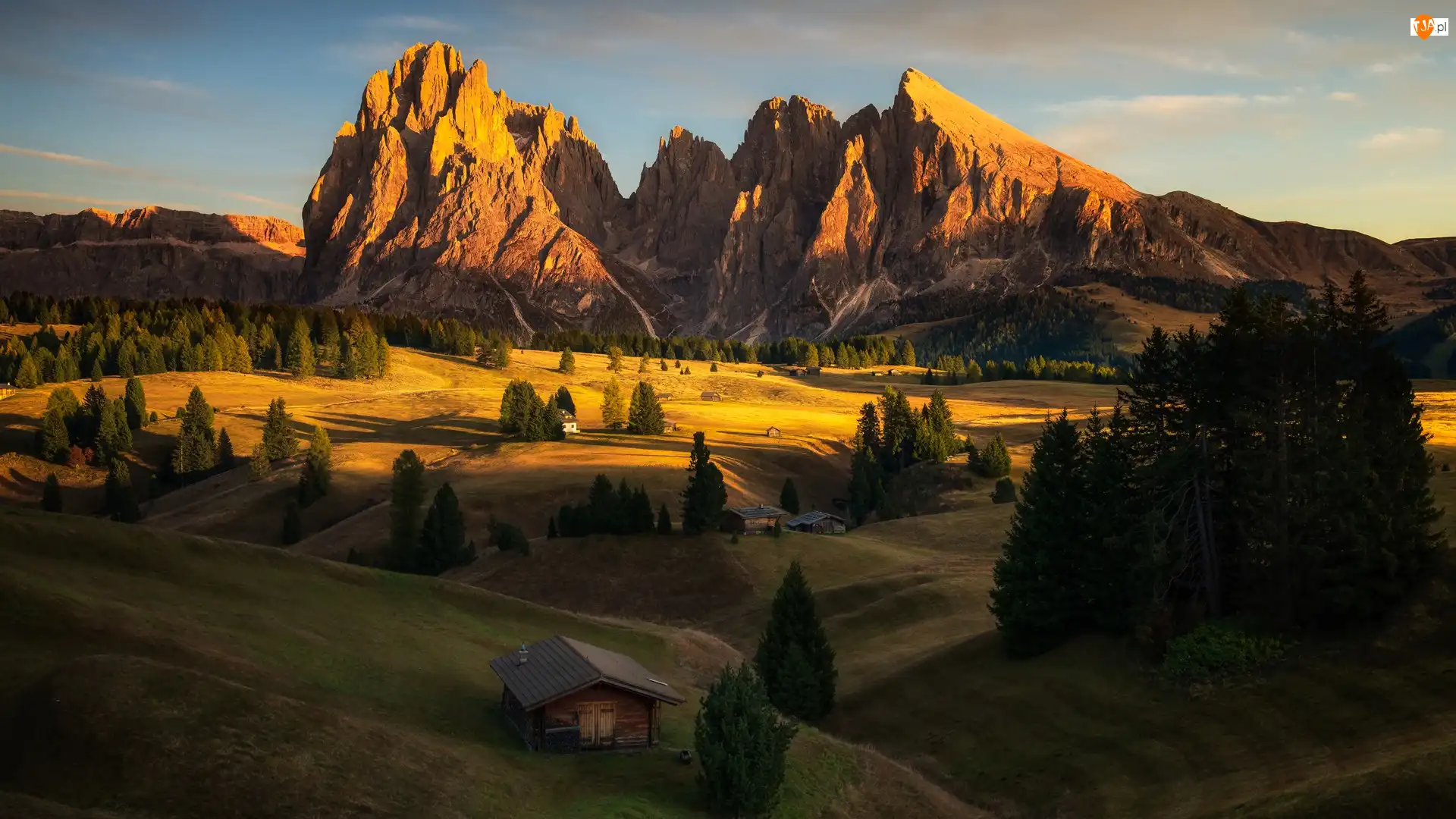 Włochy, Góry Sassolungo, Domy, Drzewa, Drewniane, Płaskowyż Seiser Alm, Dolina, Dolomity, Val Gardena