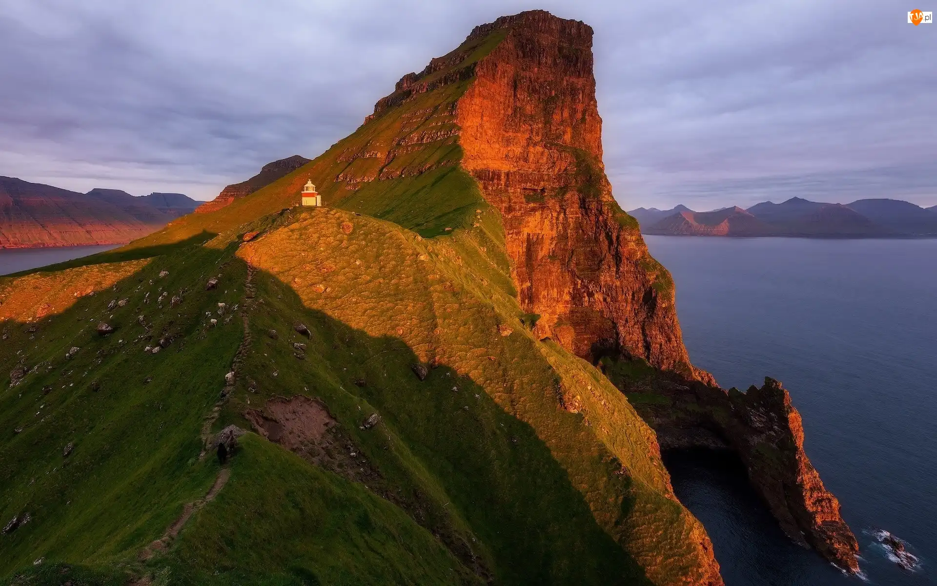 Kallur Lighthouse, Wyspy Owcze, Latarnia morska, Góry, Skały, Wyspa Kalsoy, Morze, Dania, Wybrzeże