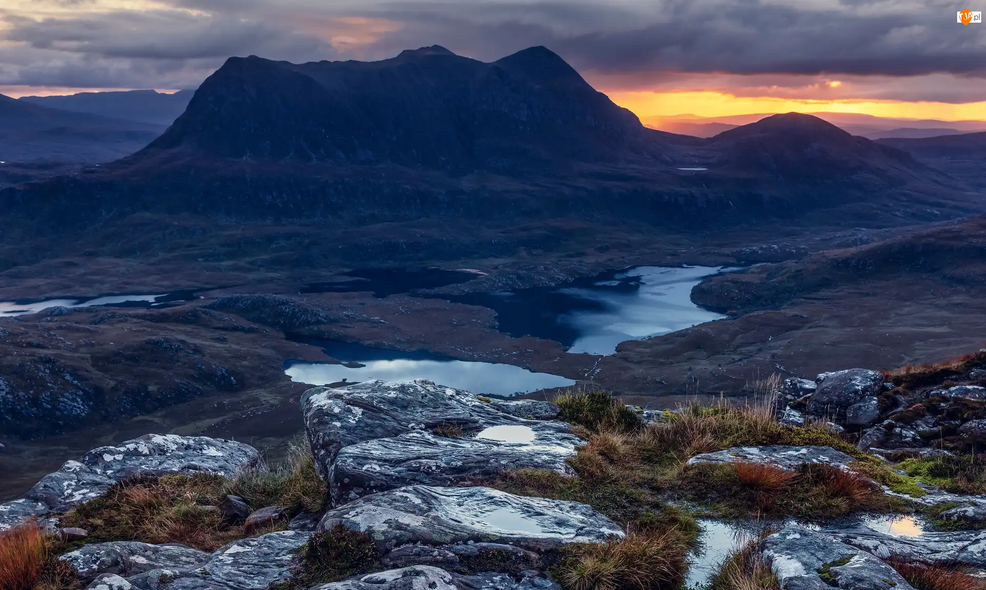 Wschód słońca, Góry, Skały, Assynt, Góra Cul Mor, Rośliny, Szkocja, Jeziora