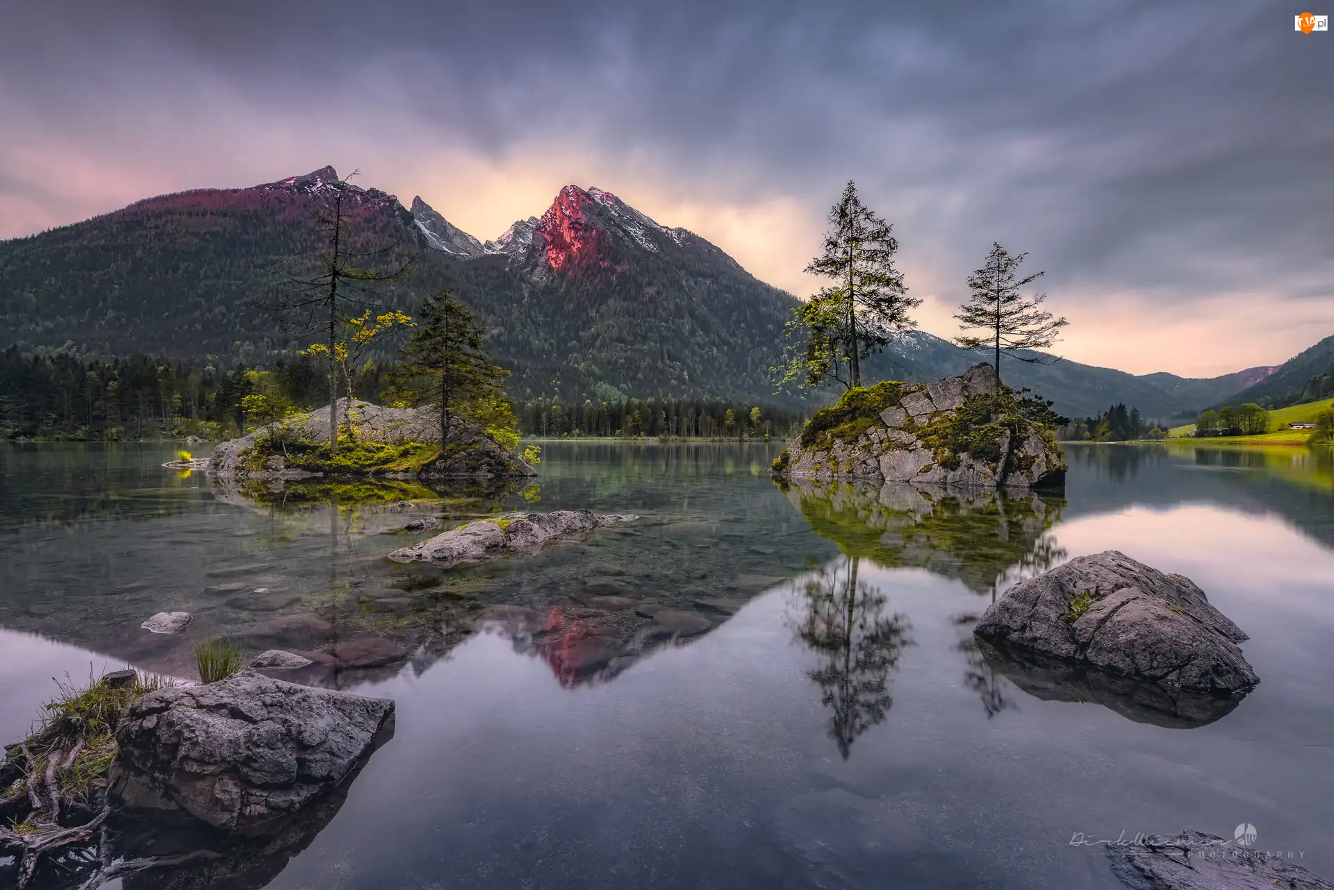 Jezioro Hintersee, Drzewa, Niemcy, Góry Alpy, Bawaria, Chmury, Skały
