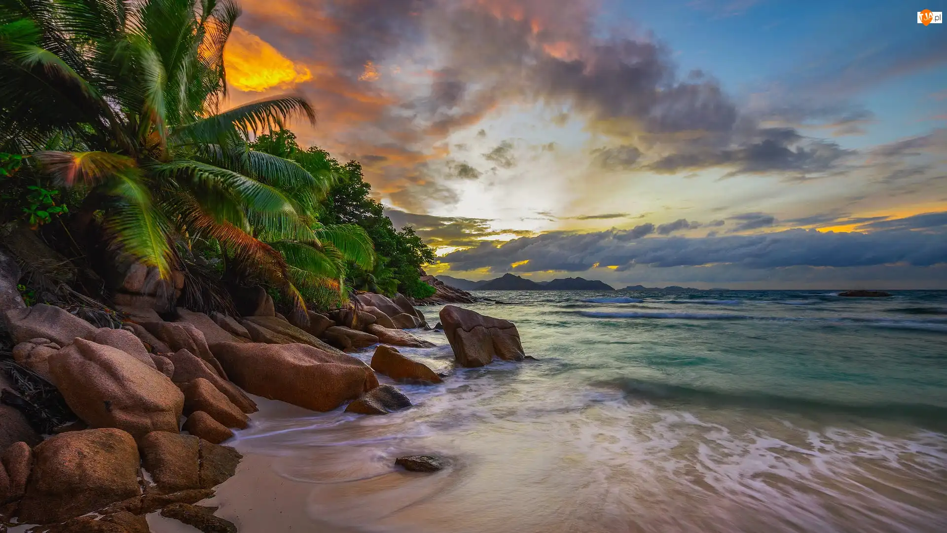 Chmury, Kamienie, Roślinność, Palmy, Morze, Seszele, Anse Severe Beach, Plaża, Wyspa La Digue, Zachód słońca