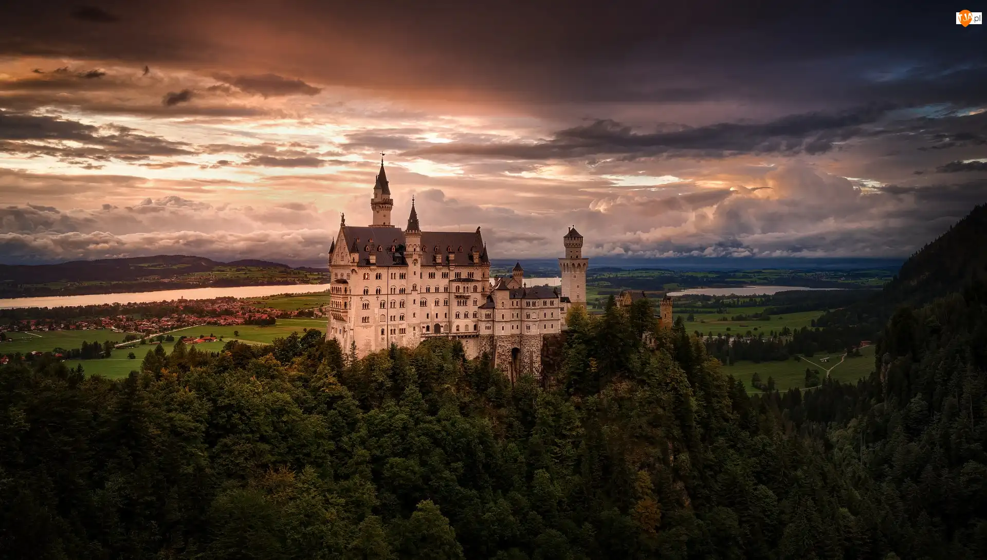 Skały, Zamek Neuschwanstein, Chmury, Bawaria, Drzewa, Niemcy