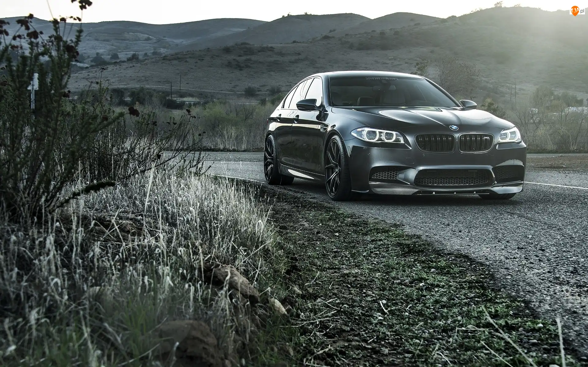 Wzgórza, BMW M5, Droga
