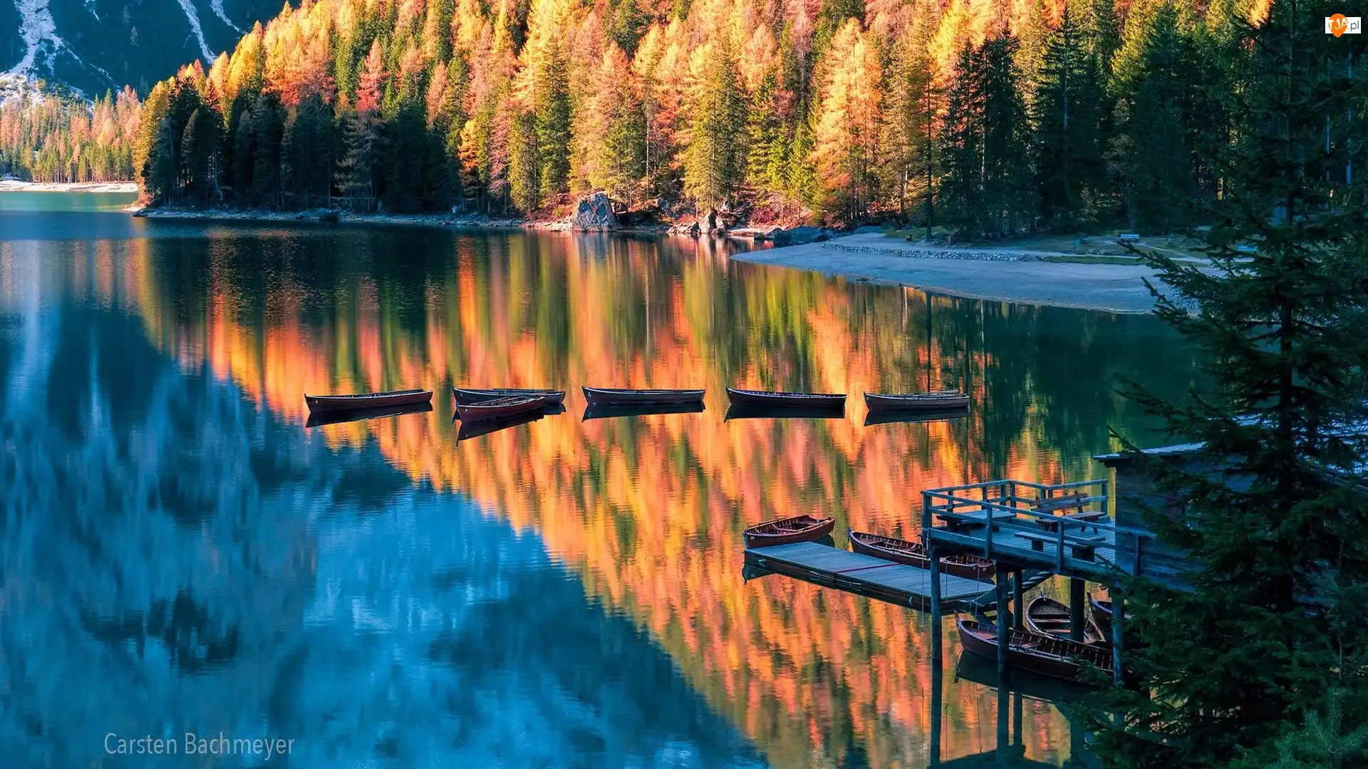 Jezioro Pragser Wildsee, Łódki, Las, Góry, Przystań, Odbicie, Włochy, Drzewa