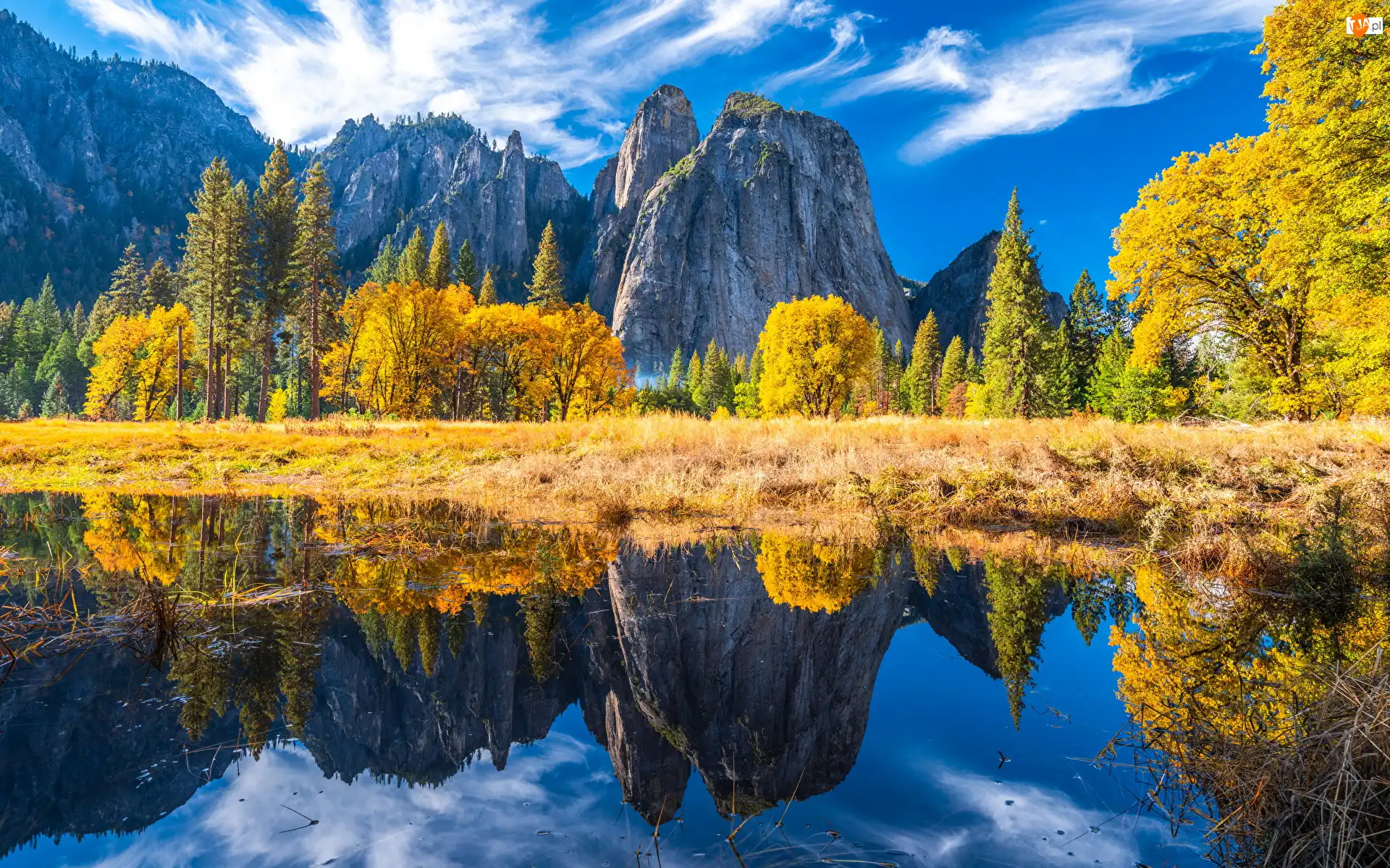 Rzeka, Drzewa, Jesień, Odbicie, Góry, Kalifornia, Merced River, Park Narodowy Yosemite, Obłoki, Sierra Nevada, Stany Zjednoczone
