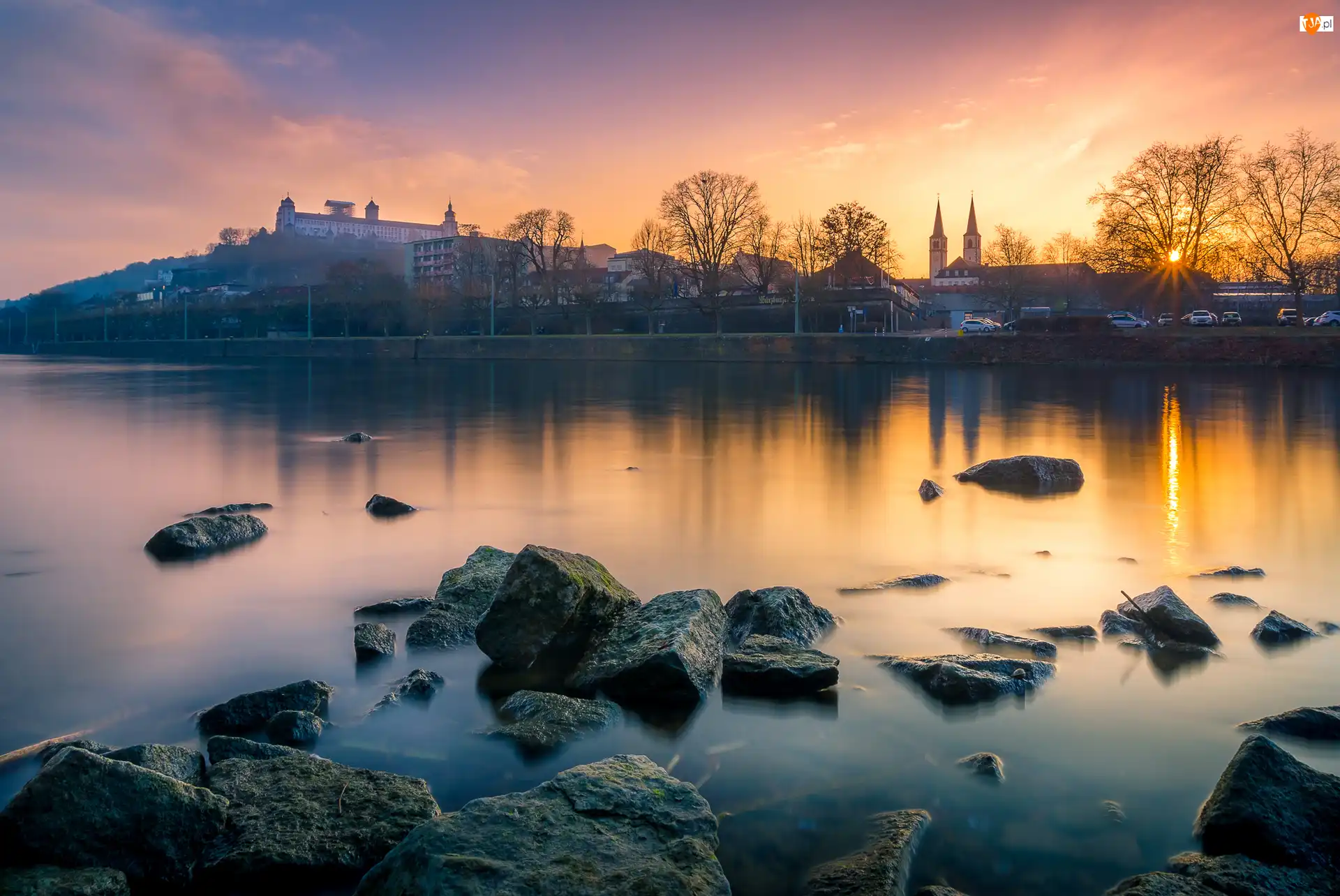 Wurzburg, Rzeka Men, Drzewa, Bawaria, Domy, Wschód słońca, Niemcy, Kamienie