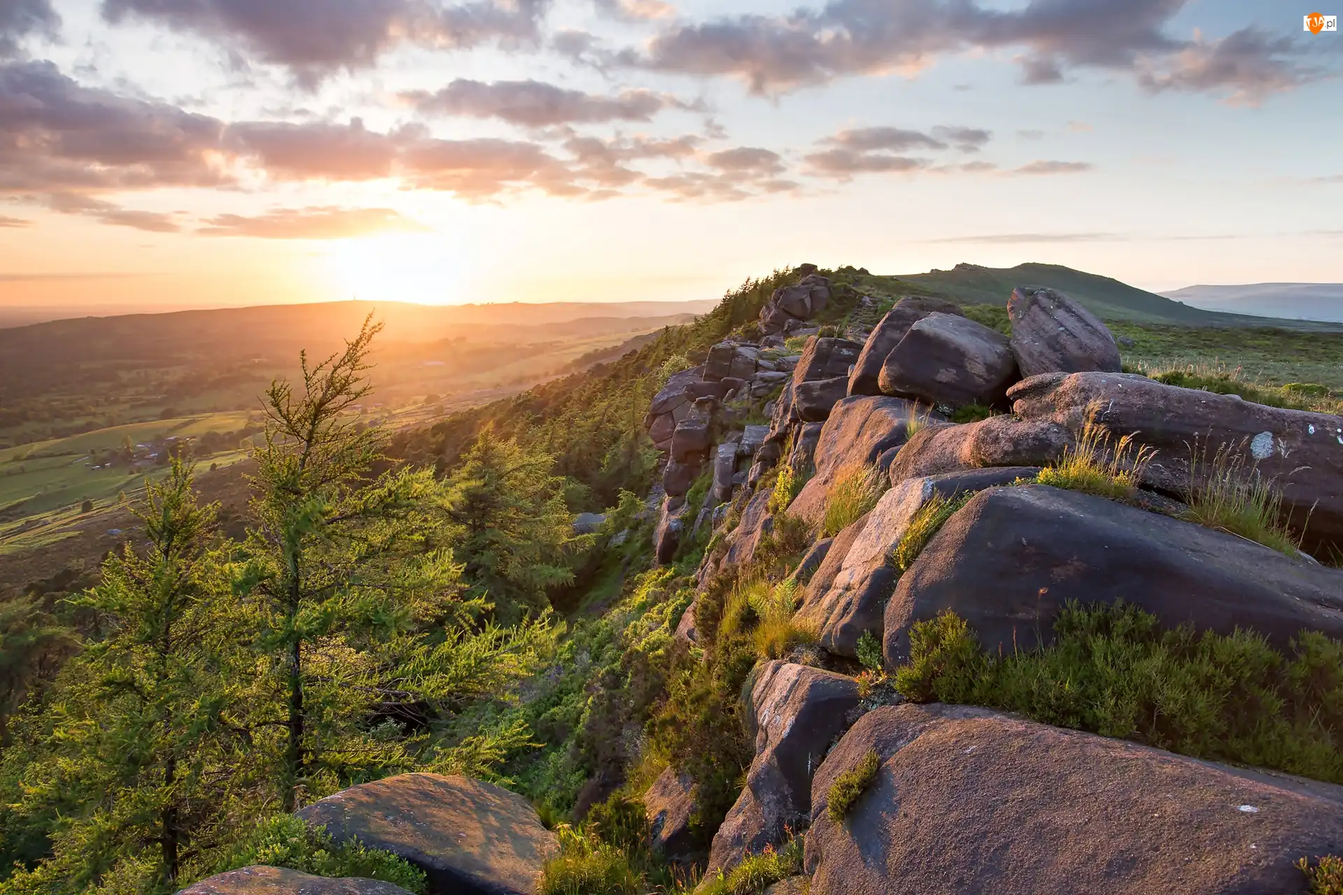 Hrabstwo Staffordshire, Park Narodowy Peak District, Wschód słońca, Anglia, Skały, Wzgórze, Grzbiet górski The Roaches