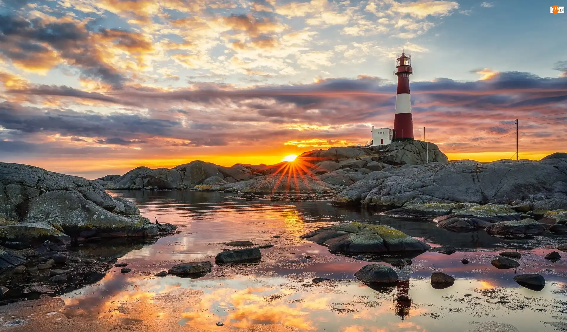 Zachód słońca, Gmina Egersund, Chmury, Wybrzeże, Skały, Wyspa Midbrodoya, Latarnia morska, Norwegia, Eigeroy Lighthouse
