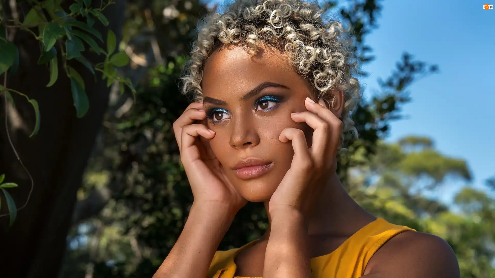 Lala Bayles, Kobieta, Modelka