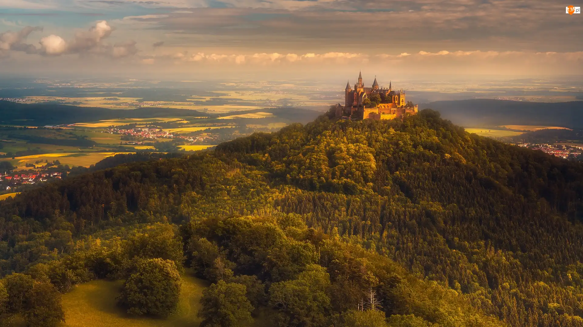 Wzgórza, Góra Hohenzollern, Domy, Badenia-Wirtembergia, Zamek Hohenzollern, Chmury, Niemcy, Drzewa