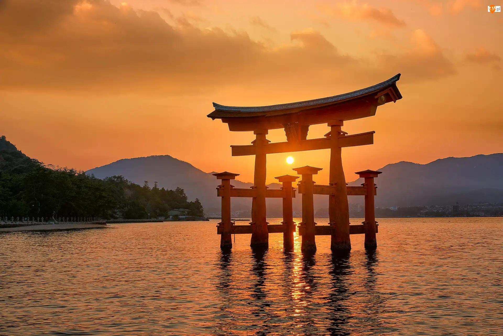 Góry, Wyspa Itsukushima, Świątynia Itsukushima, Brama torii, Chram, Morze, Drzewa, Japonia, Zachód słońca