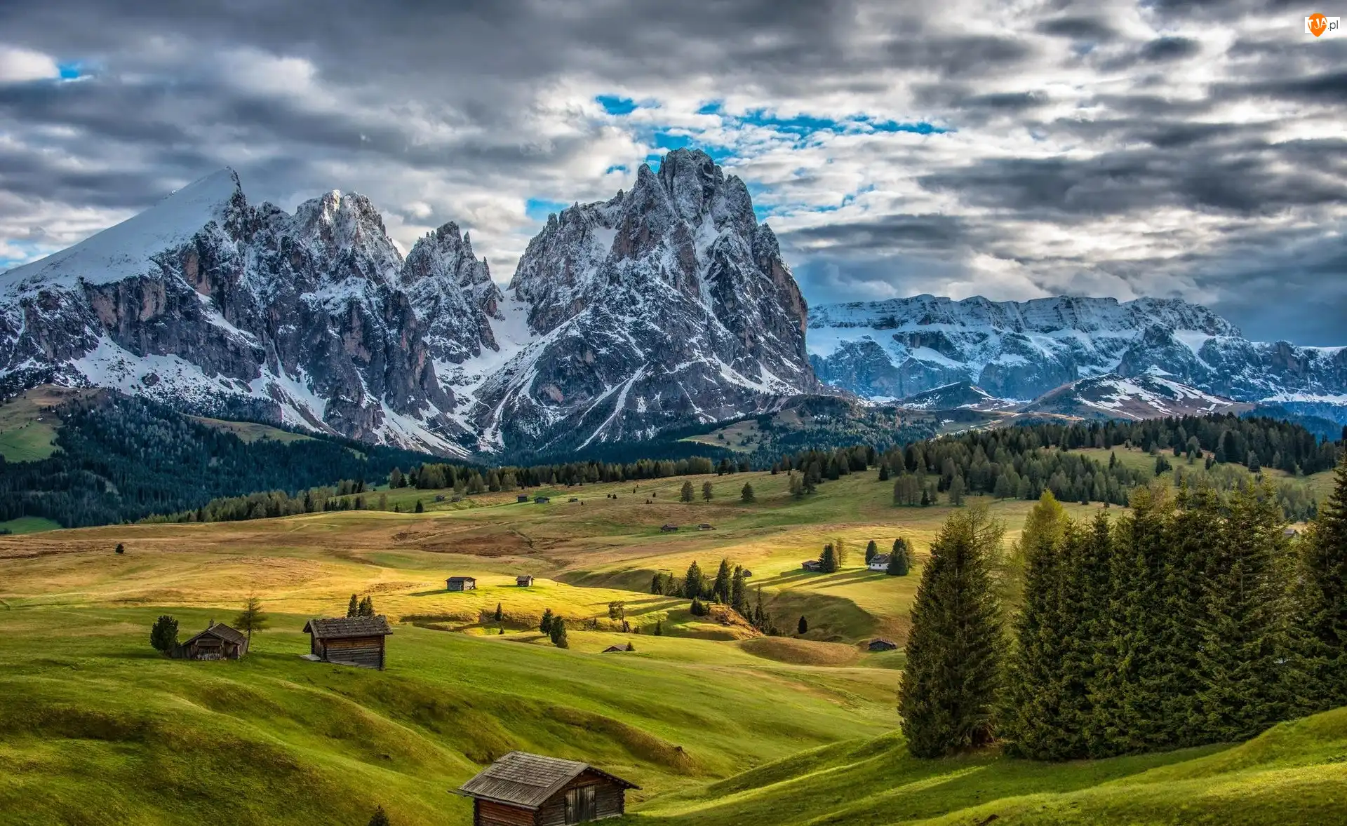 Domy, Las, Drzewa, Ośnieżone szczyty, Region Trydent-Górna Adyga, Włochy, Płaskowyż Seiser Alm, Dolomity, Góry, Chmury