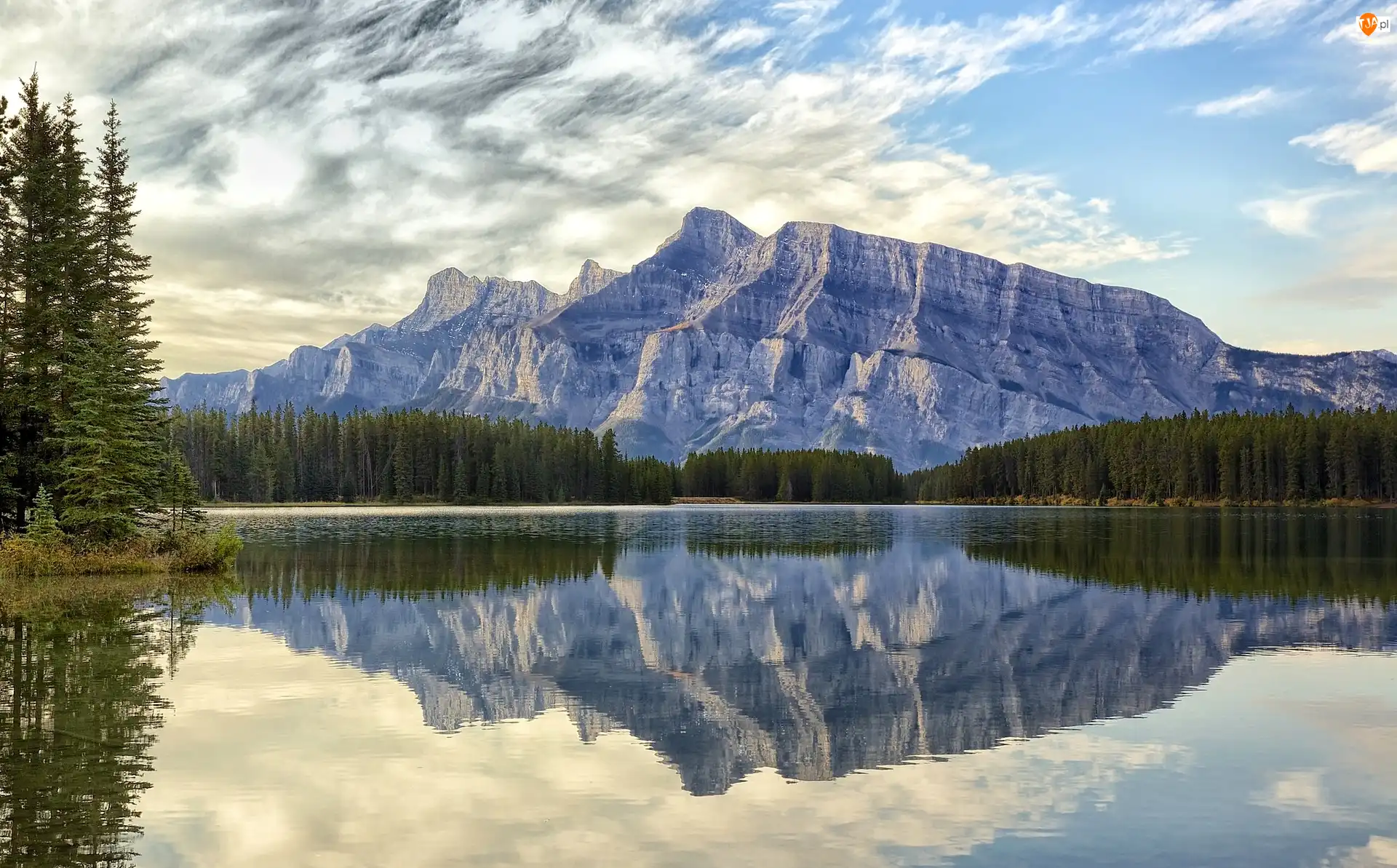 Odbicie, Góry Mount Rundle, Prowincja Alberta, Drzewa, Jezioro Two Jack Lake, Kanada, Świerki, Park Narodowy Banff
