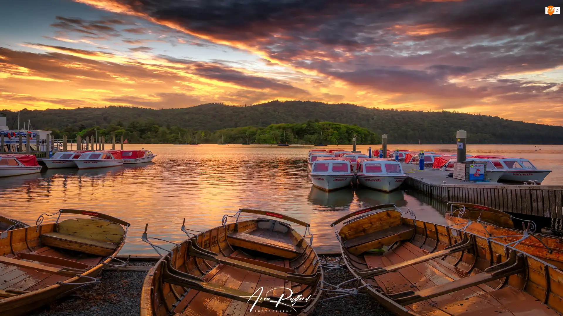 Motorówki, Łódki, Anglia, Jezioro Windermere, Kumbria, Zachód słońca, Przystań