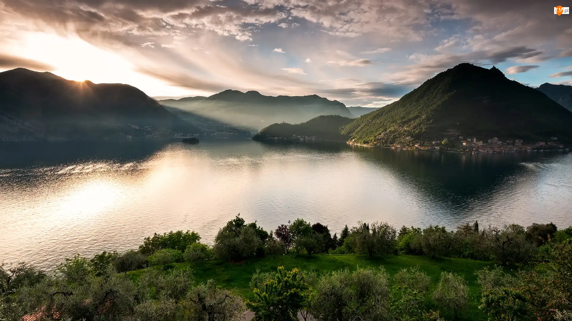 Drzewa, Włochy, Góry, Domy, Jezioro, Alpy Lombardzkie, Wschód słońca, Lake Iseo