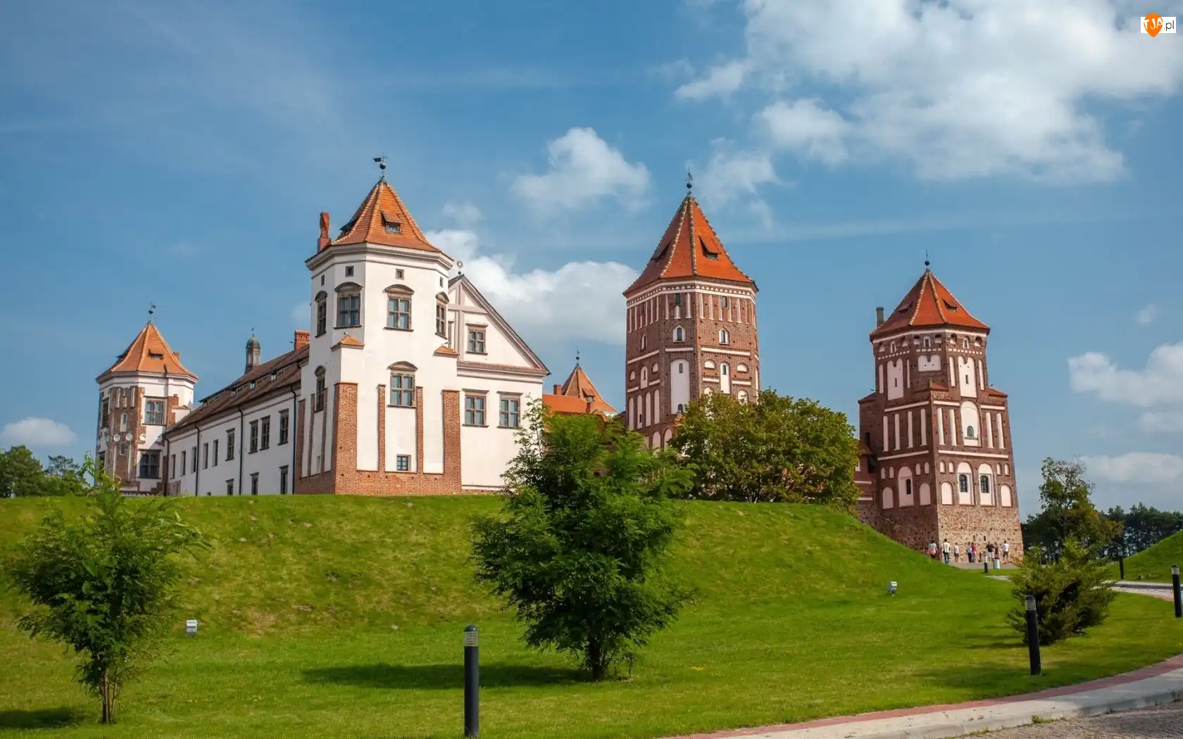 Mirski zamak, Mir Castle Complex, Drzewa, Zamek w Mirze, Mir, Białoruś, Mir