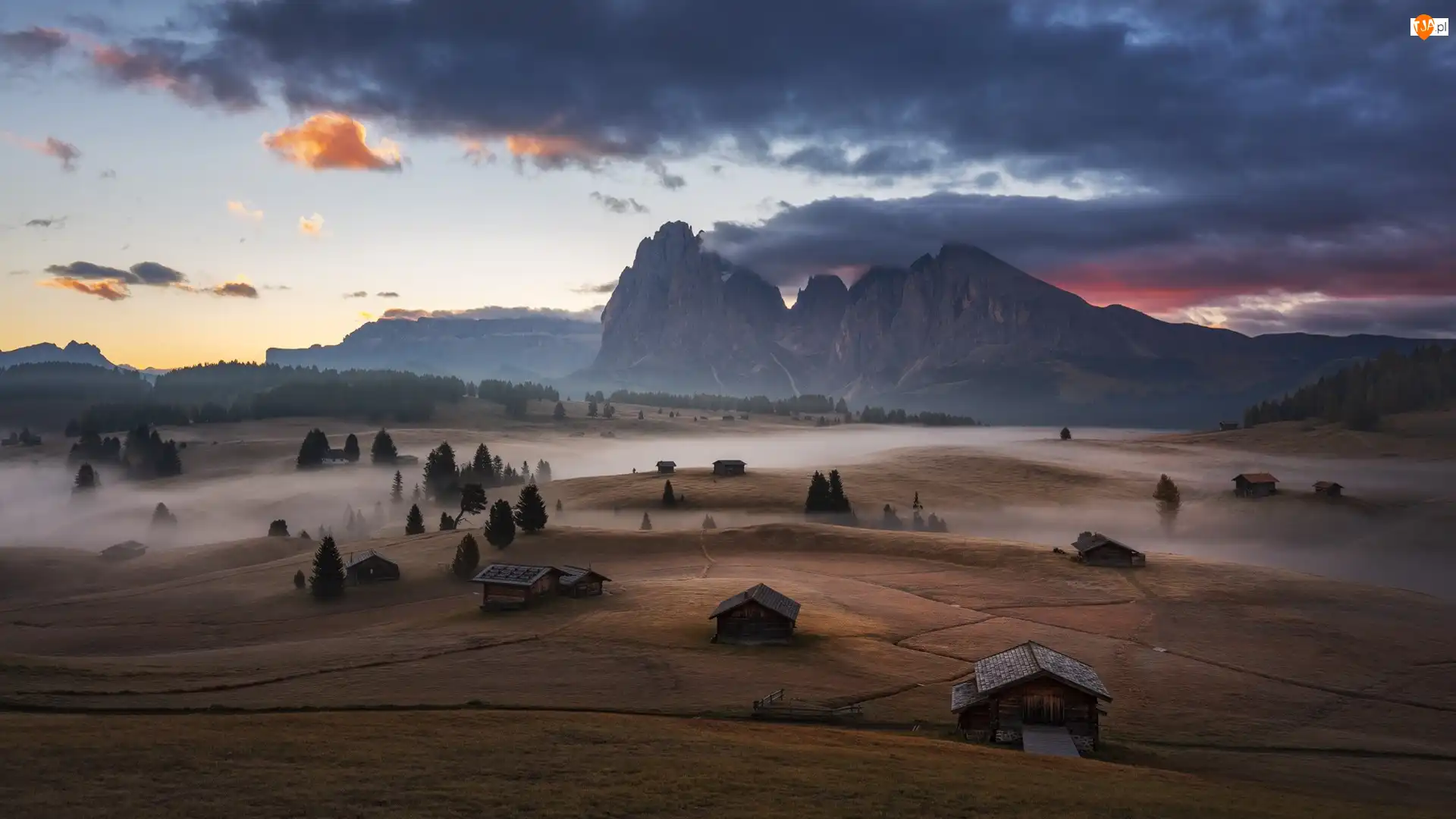 Płaskowyż Seiser Alm, Mgła, Drewniane, Dolina Val Gardena, Góry Sassolungo, Domki, Włochy, Dolomity