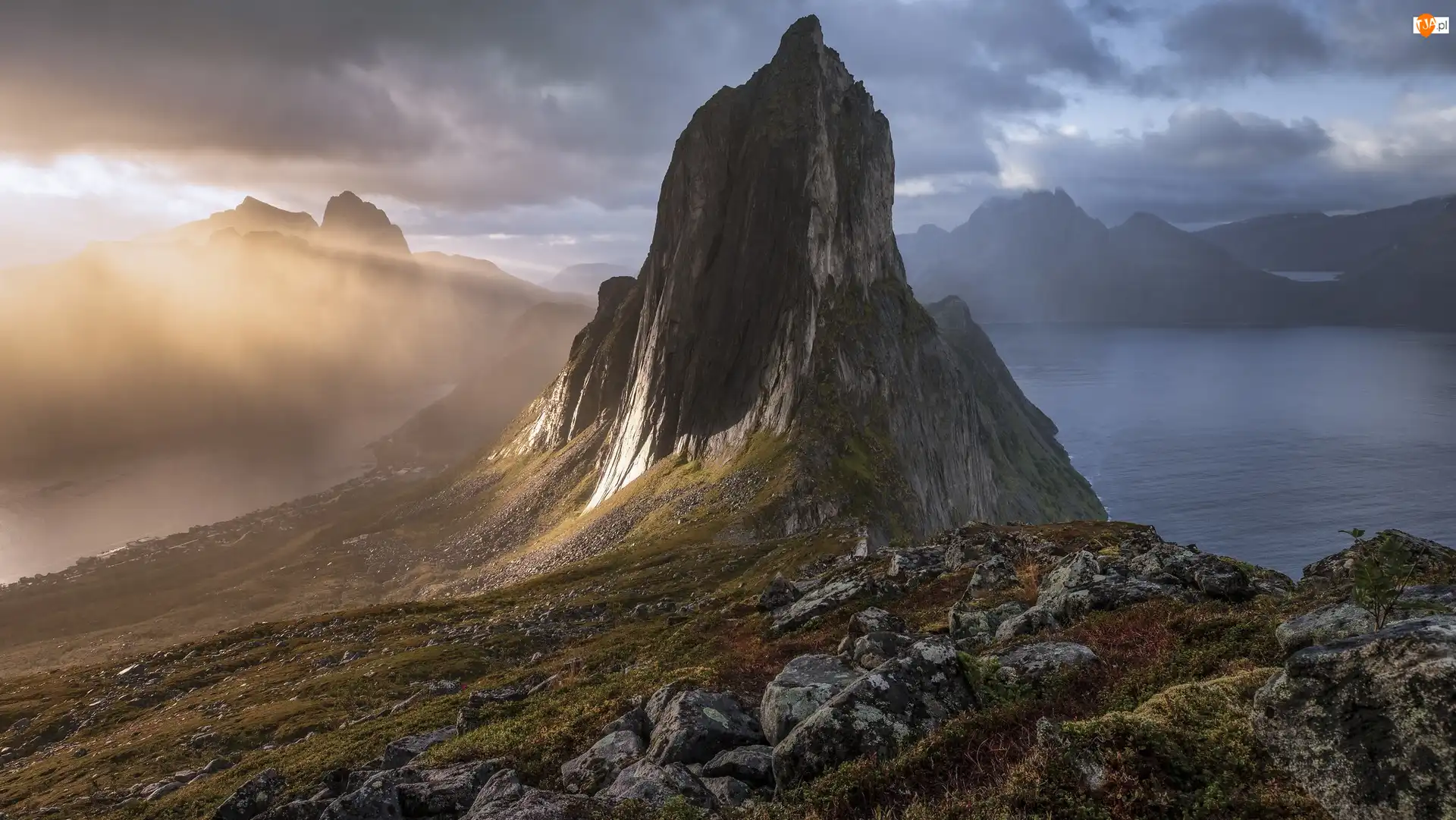 Segla, Góra, Chmury, Norwegia, Skały, Wyspa Senja