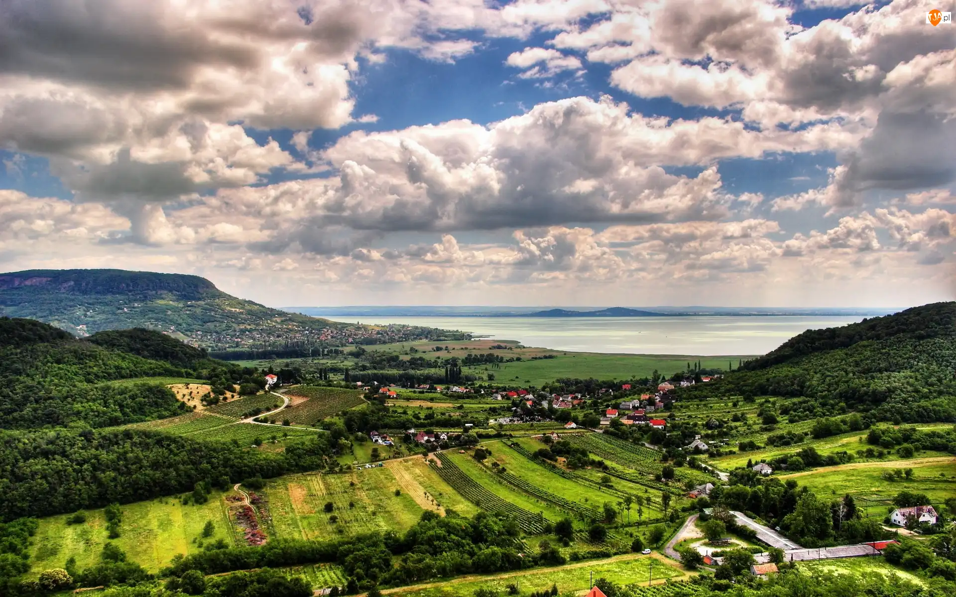 Pola, Jezioro, Miasteczka, Łąki, Balaton, Lasy, Węgry, Góry