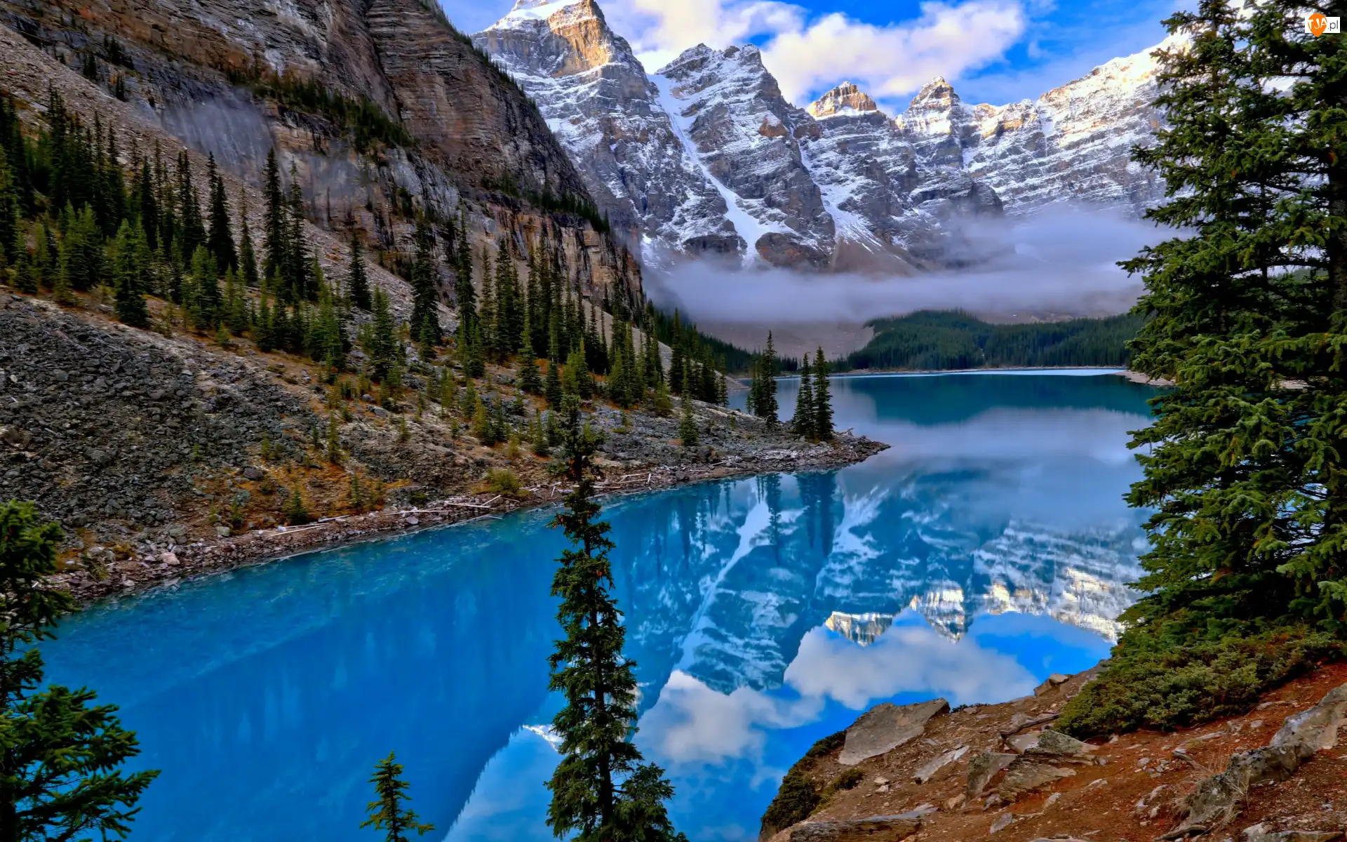 Mgła, Skały, Chmury, Kanada, Park Narodowy Banff, Góry, Drzewa, Odbicie, Las, Jezioro, Moraine Lake, Alberta