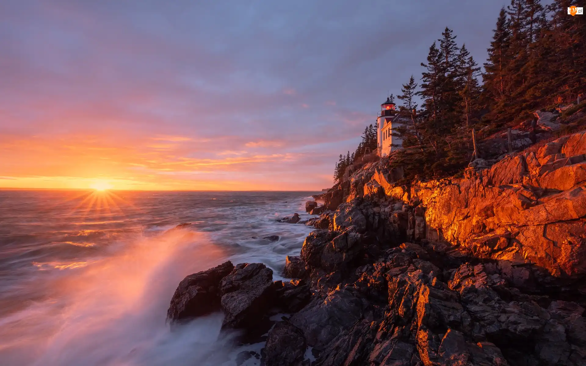 Stany Zjednoczone, Latarnia morska, Stan Maine, Drzewa, Zachód słońca, Bass Harbor Head Light, Morze, Park Narodowy Acadia, Skały