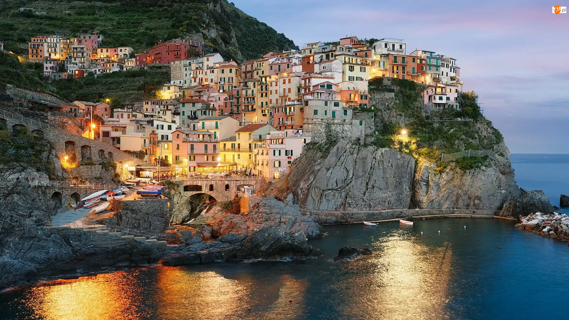 Gmina Riomaggiore, Morze Liguryjskie, Skały, Kolorowe, Prowincja La Spezia, Zatoczka, Miejscowość Manarola, Włochy, Domy, Region Liguria, Światła