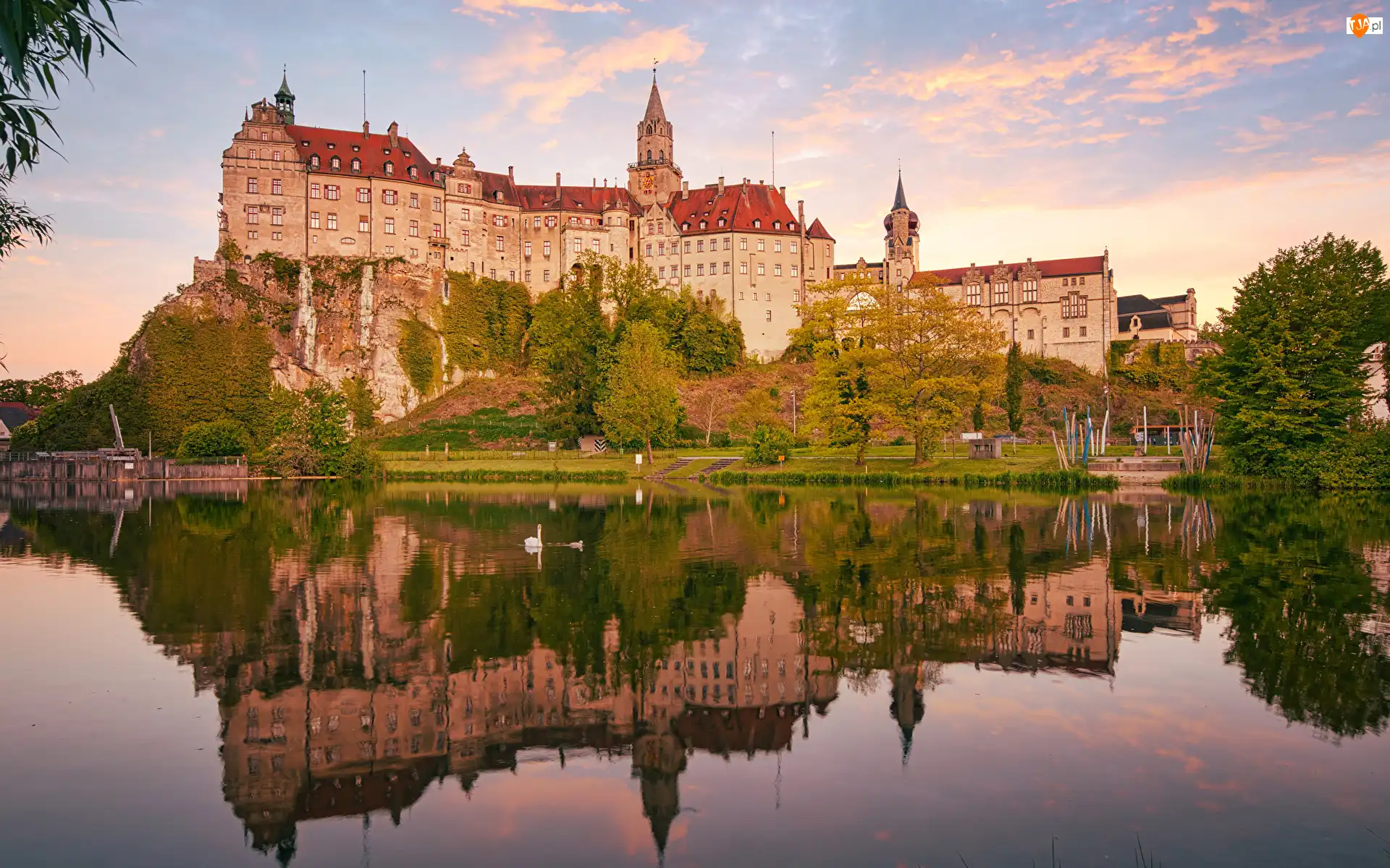 Chmury, Niemcy, Łabędzie, Zachód słońca, Zamek Sigmaringen, Niebo, Drzewa, Rzeka Dunaj