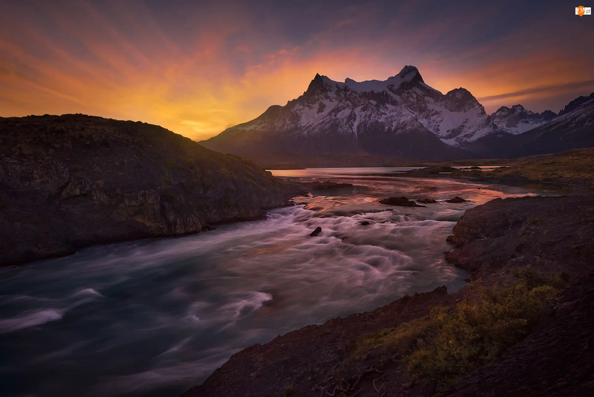 Rzeka Paine River, Chile, Ośnieżone, Zachód słońca, Patagonia, Szczyty, Park Narodowy Torres del Paine, Góry Torres del Paine
