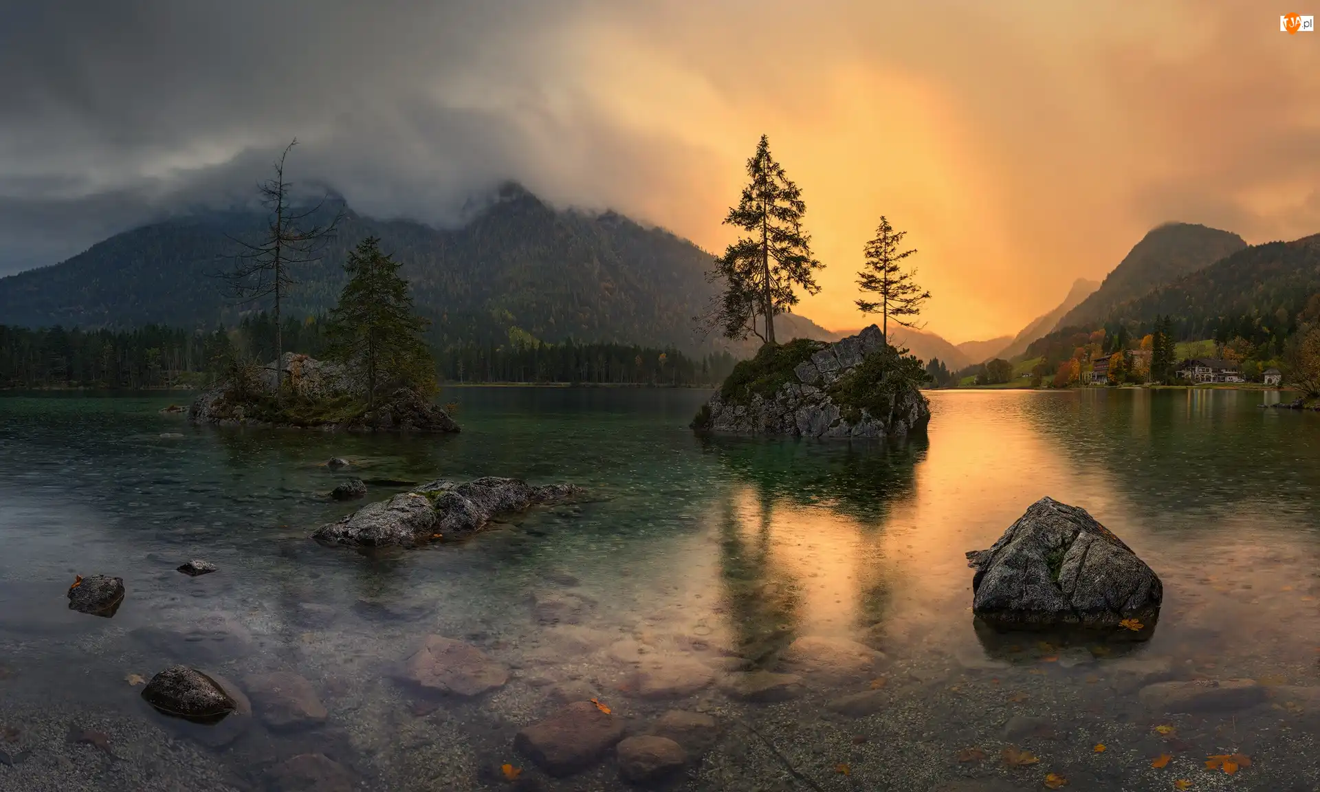 Domy, Jezioro Hintersee, Góry Alpy, Bawaria, Skały, Mgła, Niemcy, Drzewa