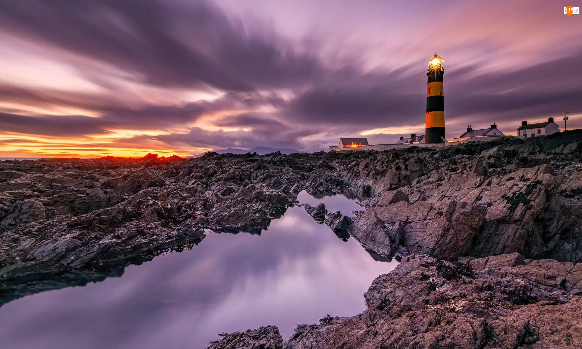 Latarnia morska, Skały, Zachód słońca, Irlandia, Saint Johns Point Lighthouse, Chmury