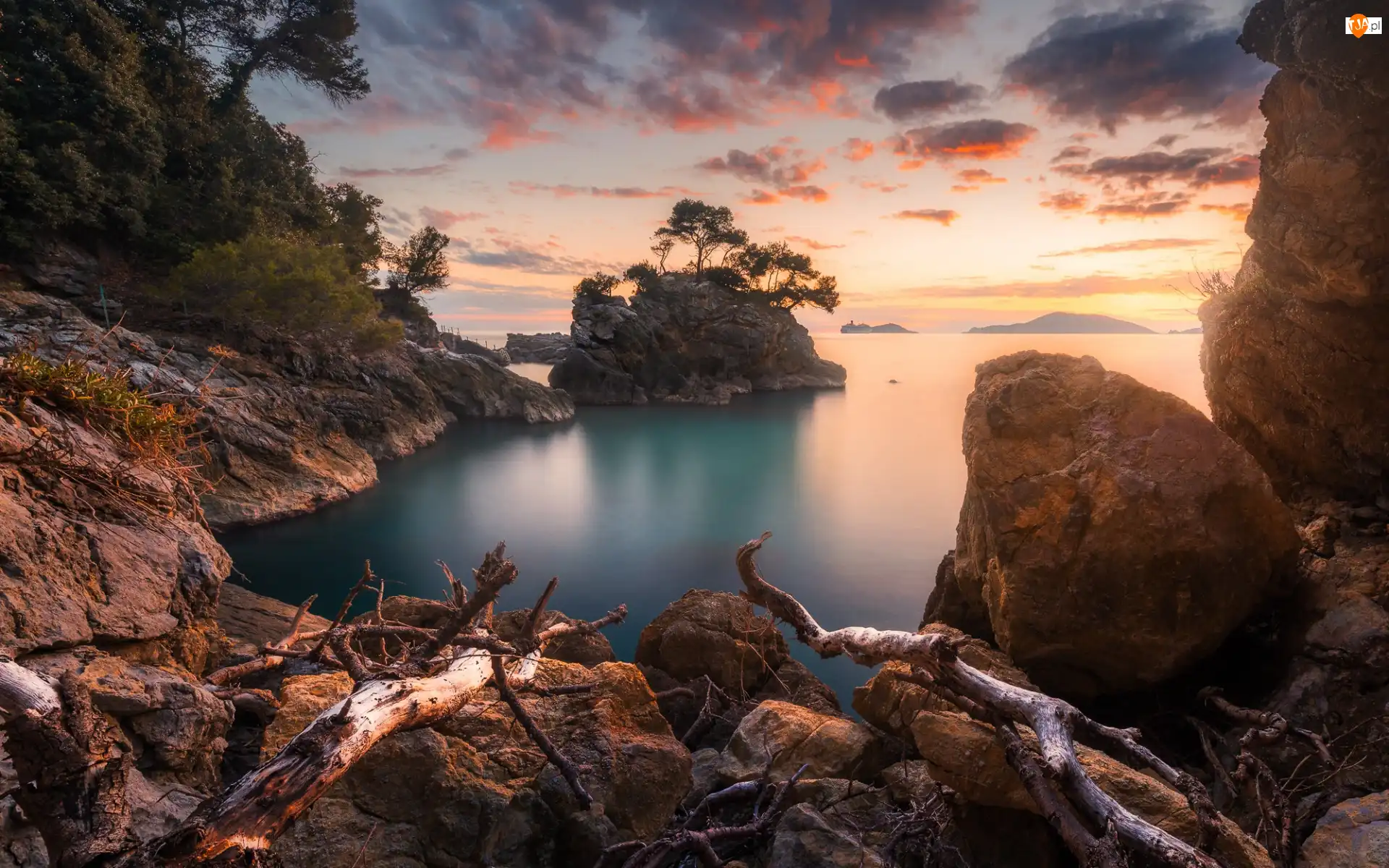 Morze, Skały, Włochy, Zachód słońca, Liguria, Drzewa, Kamienie