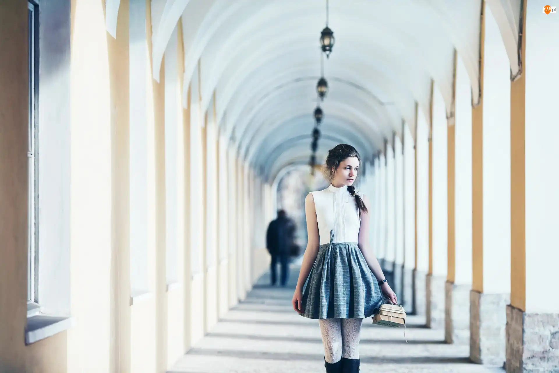 Książki, Brunetka, Moda, Styl