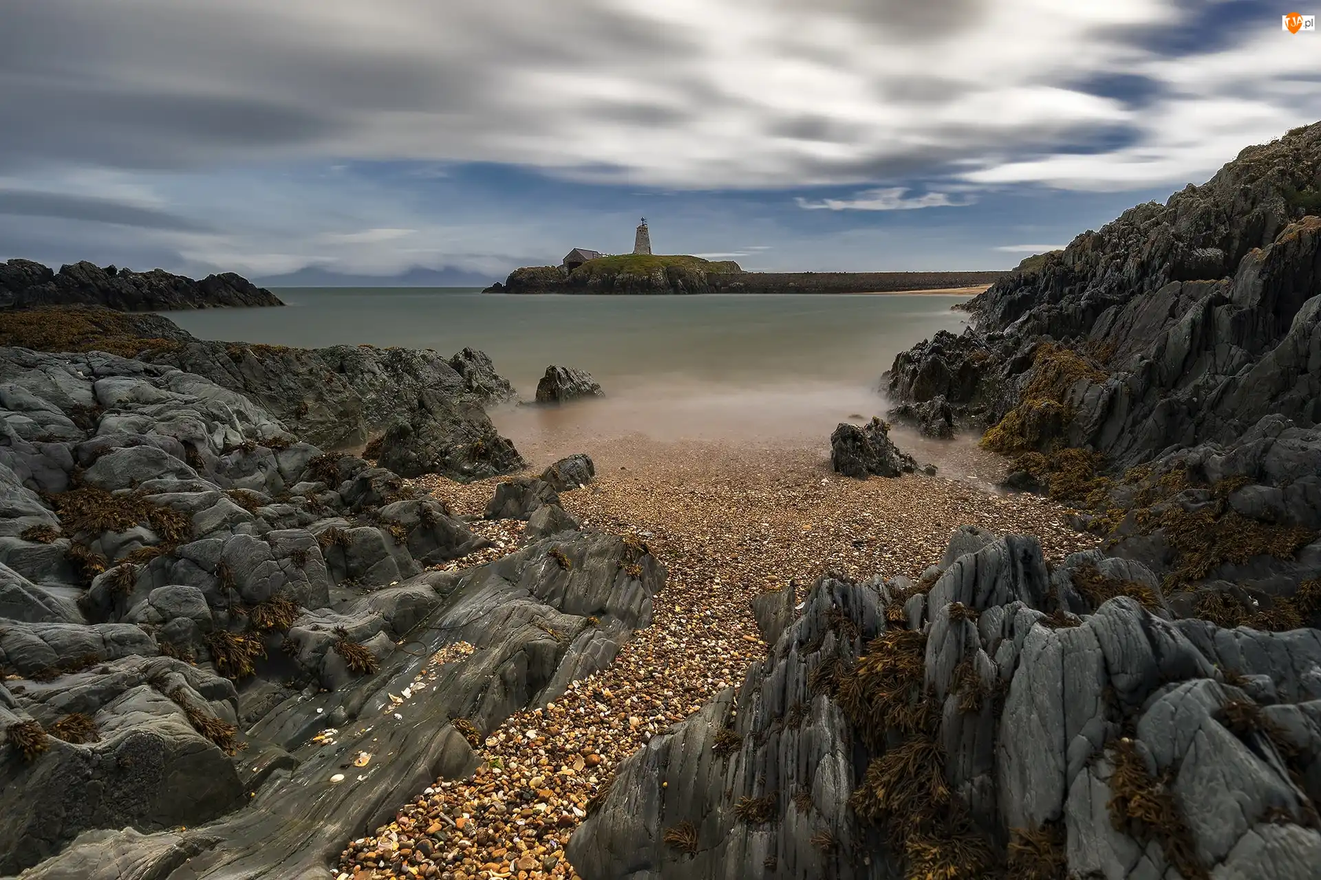 Latarnia morska Llanddwyn Lighthouse, Morze, Wyspa Anglesey, Walia, Skały