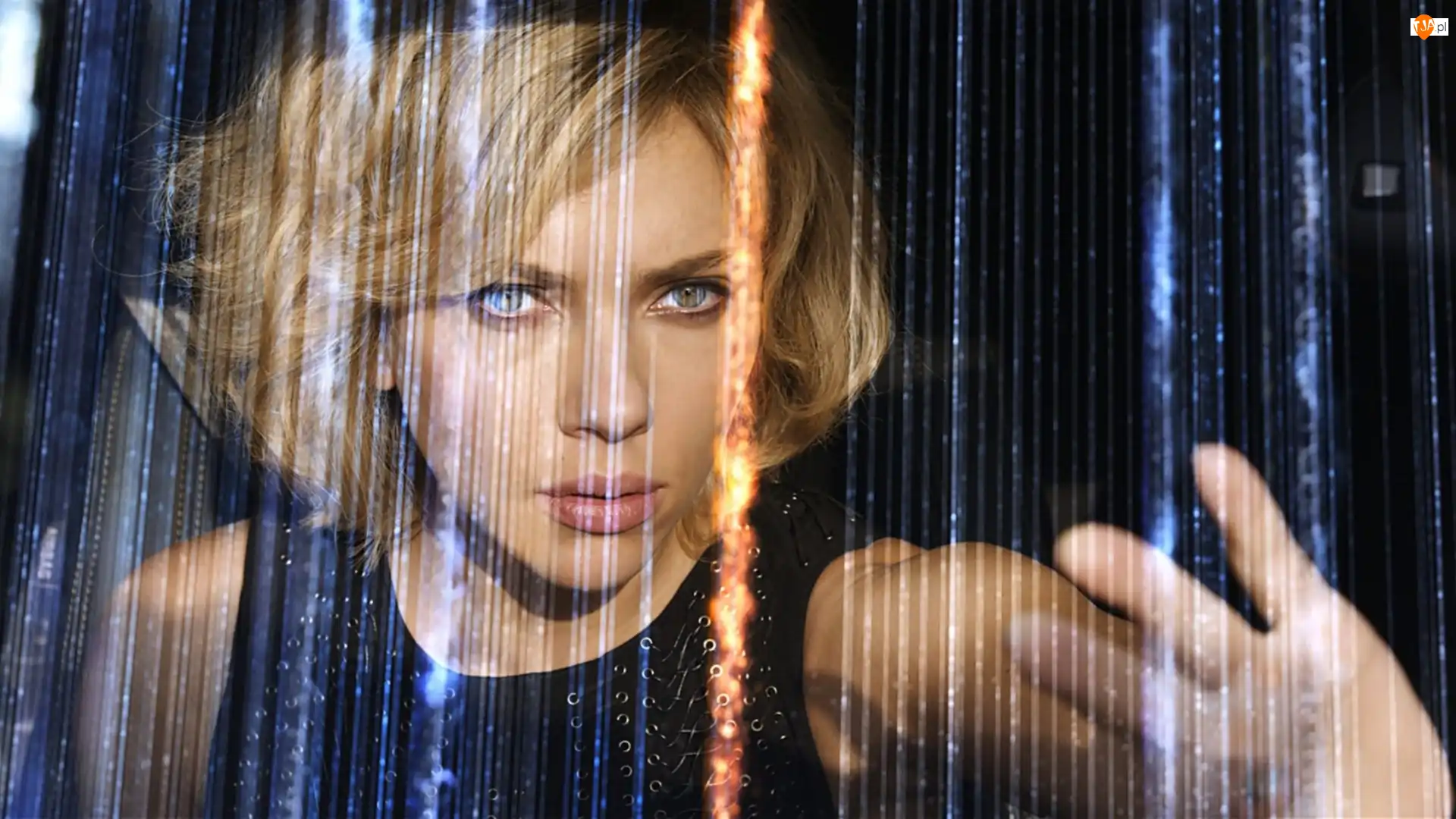 Deszcz, Scarlett Johansson, Szyba