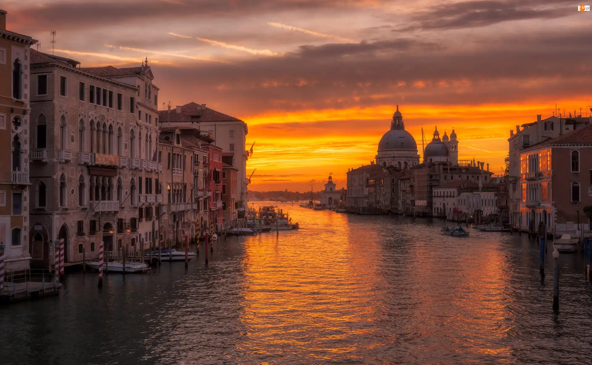 Wenecja, Kanał Canal Grande, Wschód słońca, Włochy, Chmury, Łodzie, Bazylika św. Marka