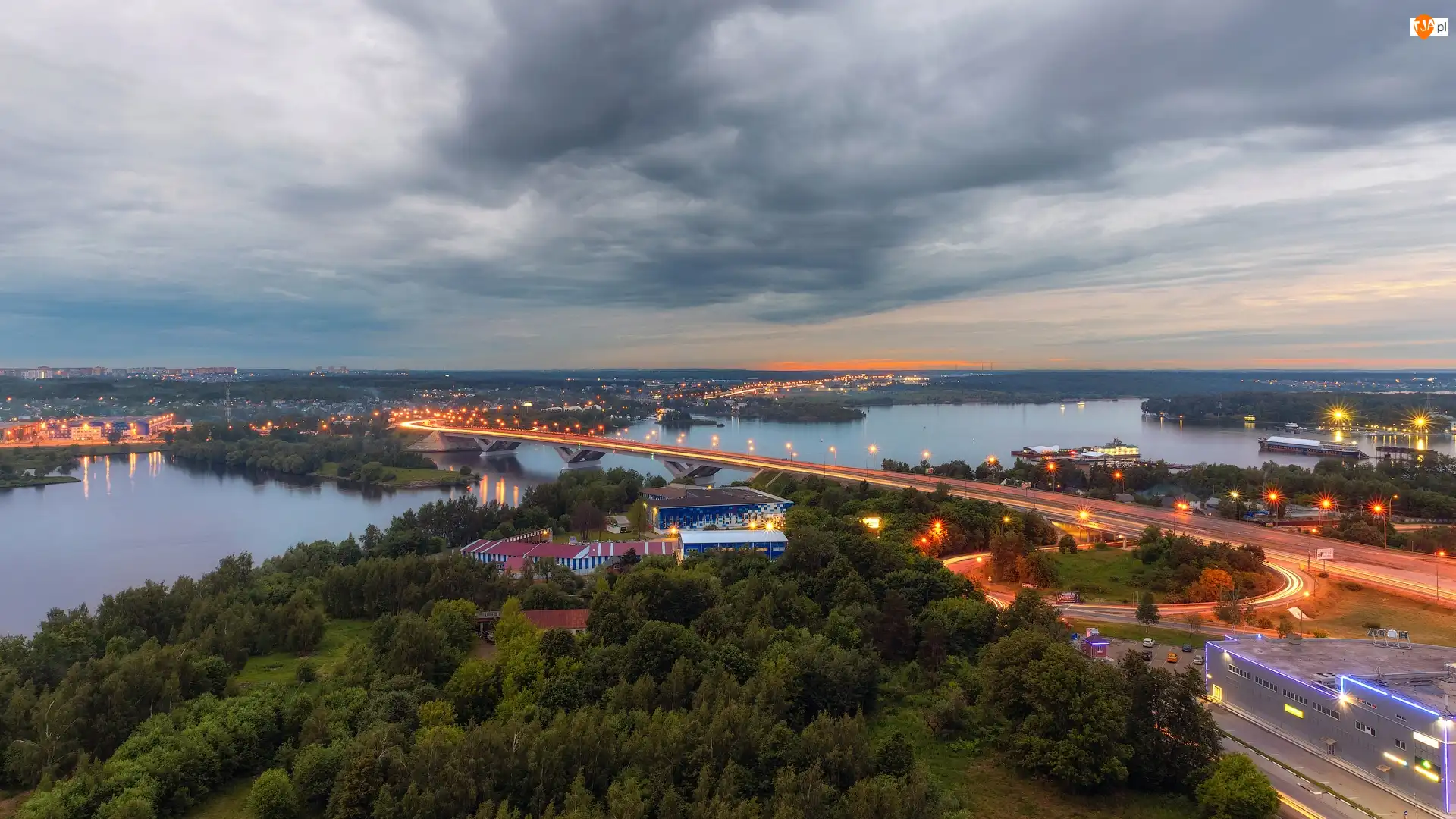 Domy, Drzewa, Mytiszcze, Światła, Rzeka, Obwód moskiewski, Drogi, Most Dmitrovskoye Shosse, Chmury, Zbiornik Klyazma, Rosja