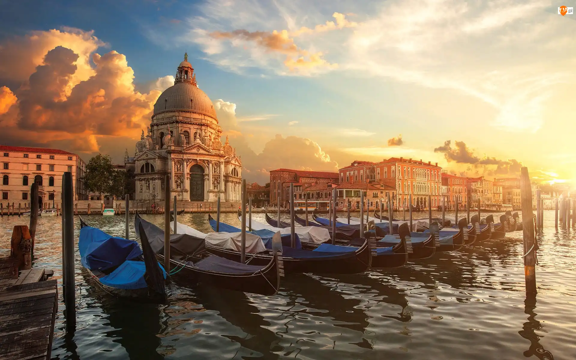 Włochy, Chmury, Poranek, Gondole, Przystań, Wenecja, Łodzie, Canal Grande, Domy, Wschód słońca