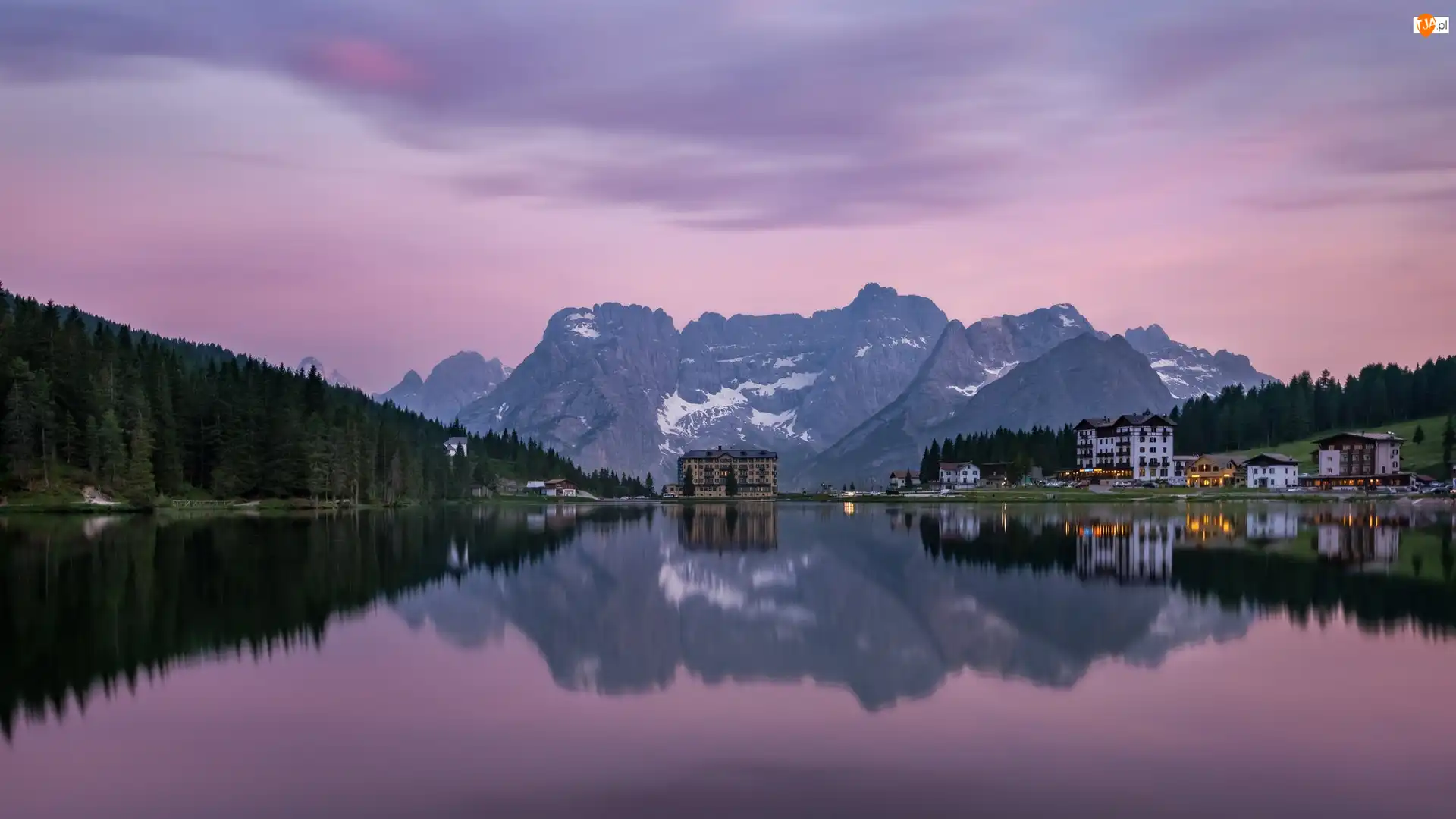 Włochy, Odbicie, Belluno, Dolomity, Jezioro Misurina, Domy, Las, Zachód słońca, Góry