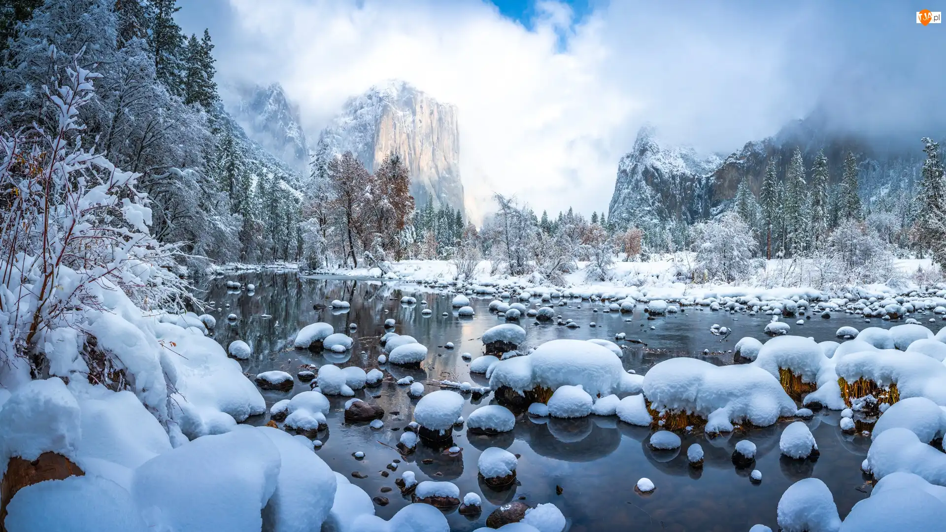 Mgła, Kamienie, Drzewa, Rzeka Merced, Stan Kalifornia, Stany Zjednoczone, Zima, Park Narodowy Yosemite, Góry, Chmury