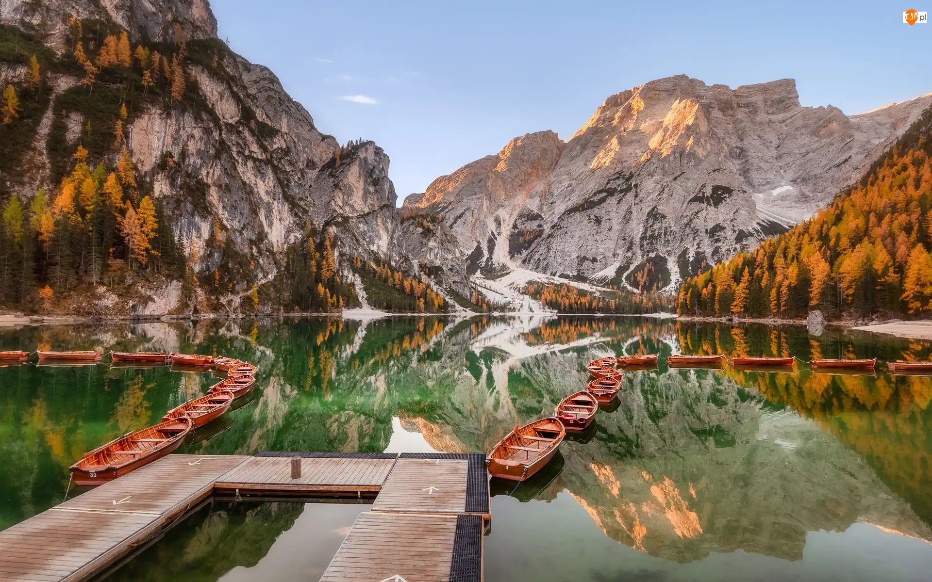 Pragser Wildsee, Góry, Drzewa, Dolomity, Południowy Tyrol, Jesień, Lago di Braies, Włochy, Łódki, Jezioro, Odbicie