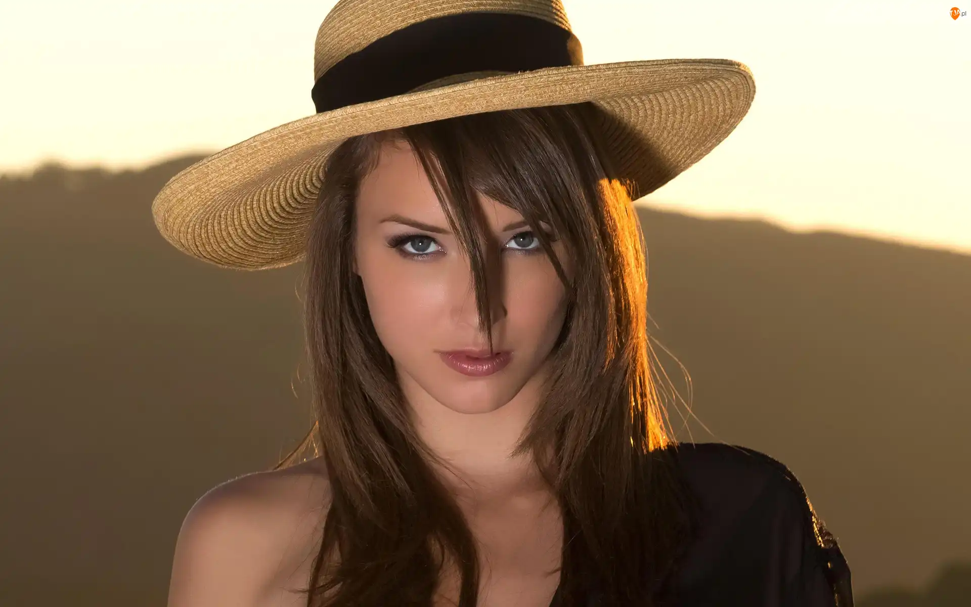 Malena Morgan, Kobieta, Kapelusz, Włosy