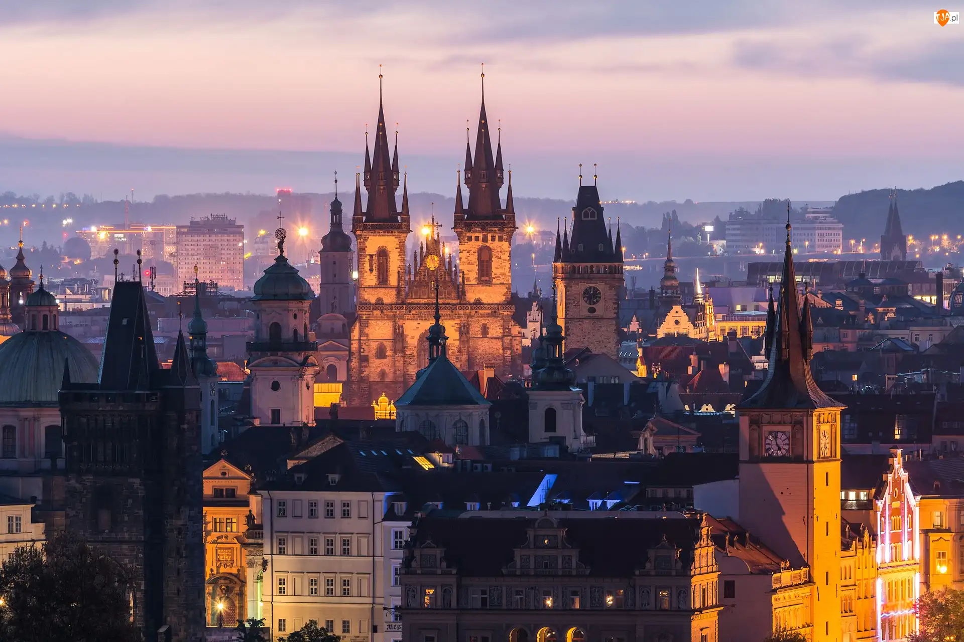 Wieża, Domy, Praga, Oświetlone, Wieczór, Kopuła, Miasto, Czechy