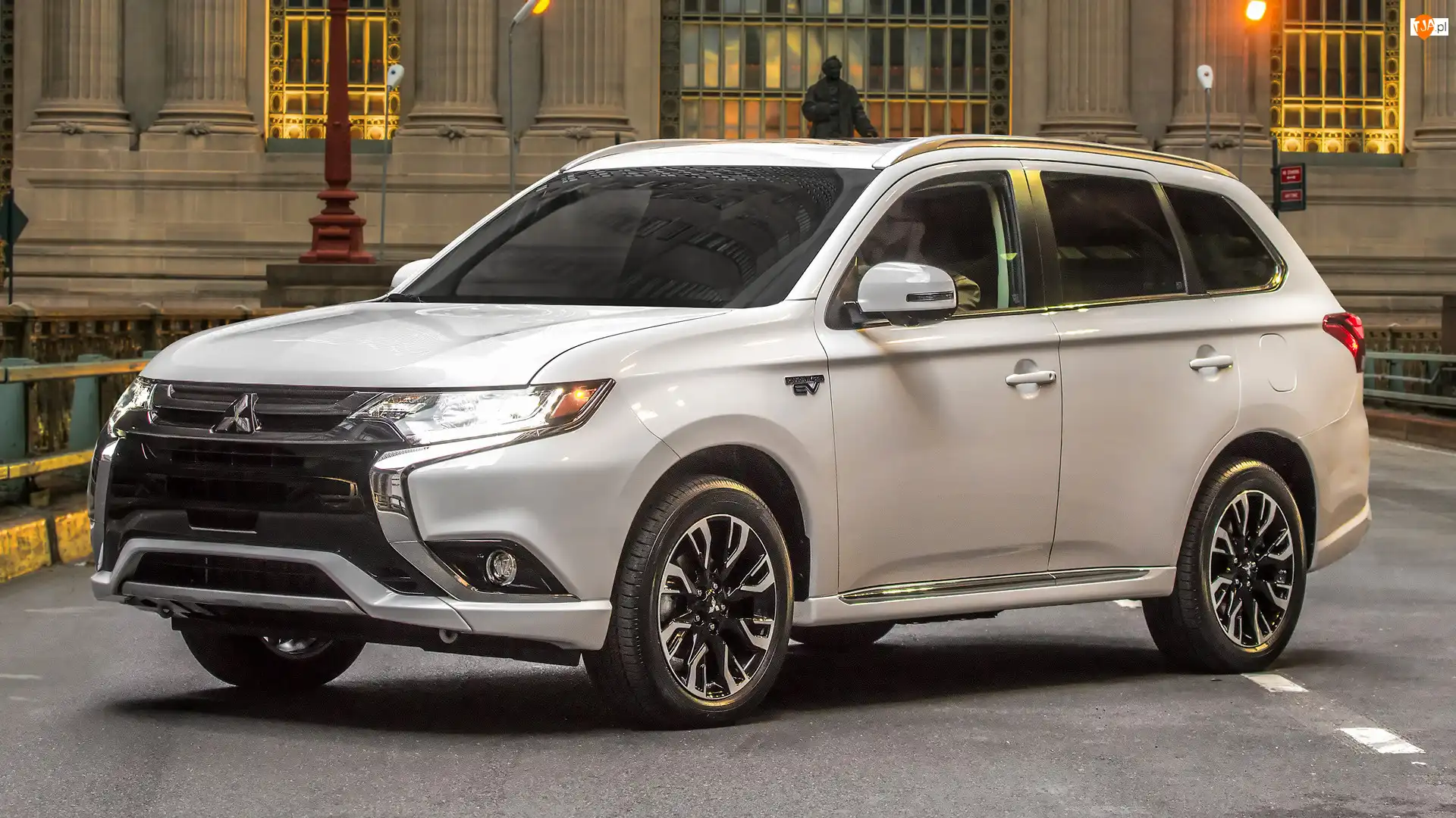 Mitsubishi Outlander PHEV, Biały