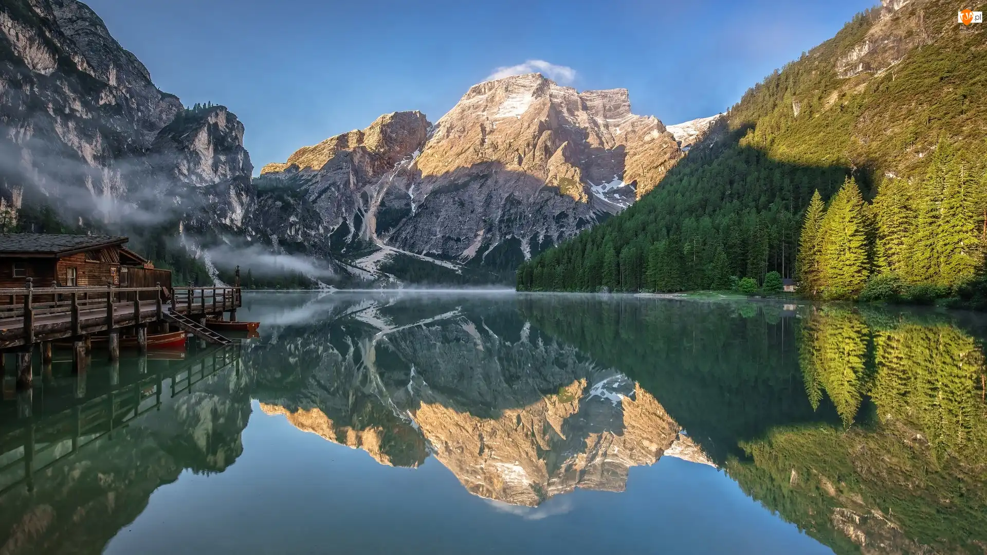Domki, Włochy, Dolomity, Odbicie, Jezioro Pragser Wildsee, Drzewa, Łodzie, Góry