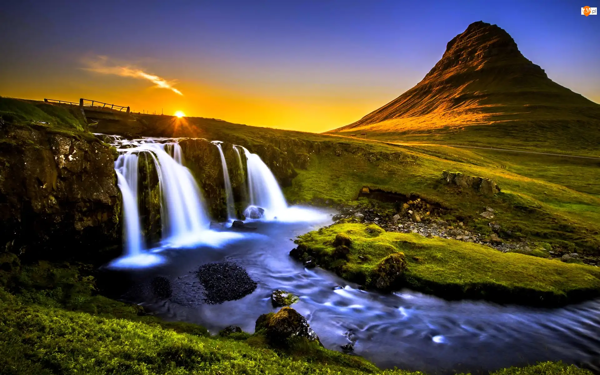 Góra Kirkjufell, Wodospad Kirkjufellsfoss, Góry, Islandia, Zachód słońca , Kamienie, Rzeka